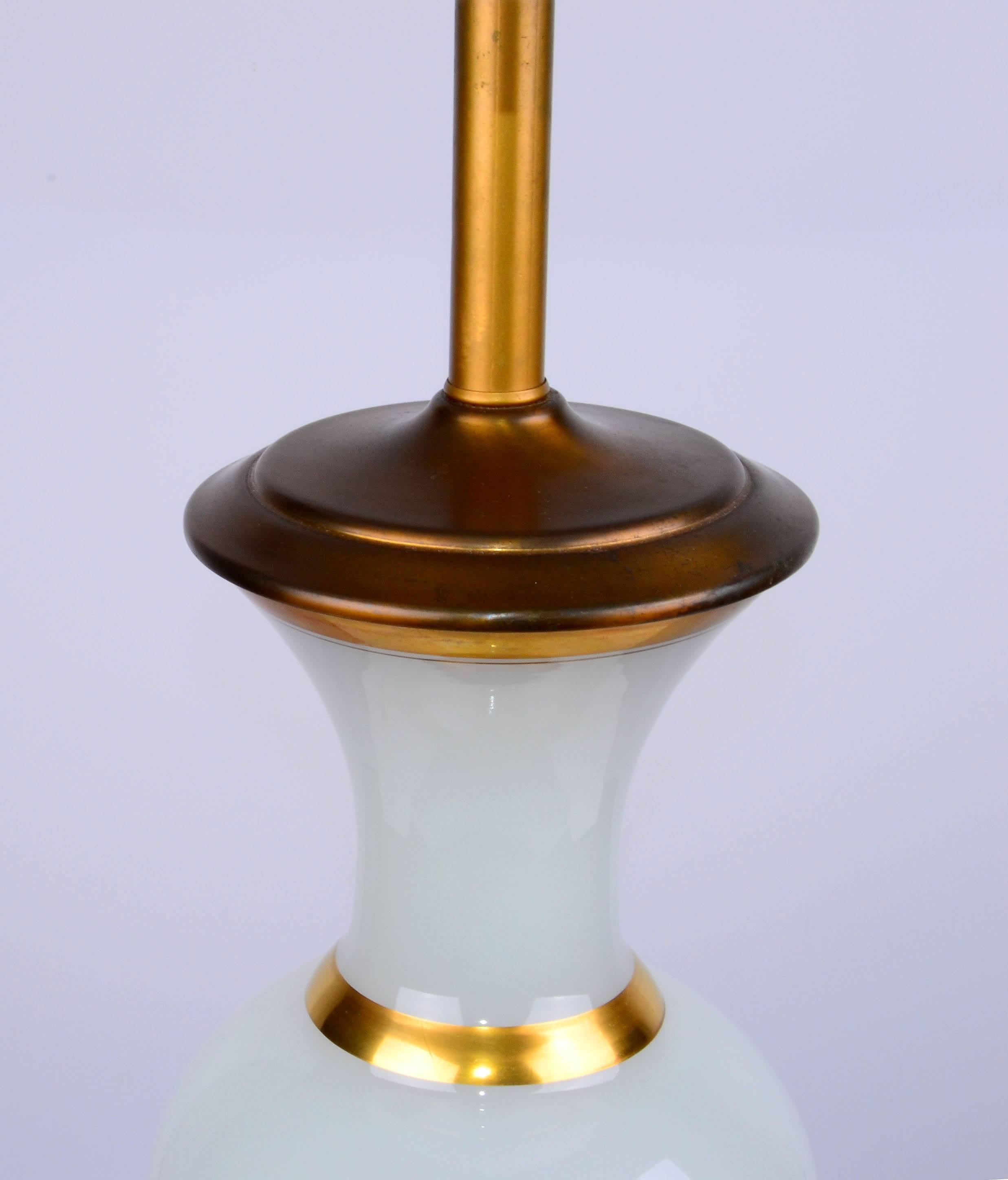 Hand-Crafted 1950s Hollywood Regency Opal Glass and Brass Table Lamp For Sale