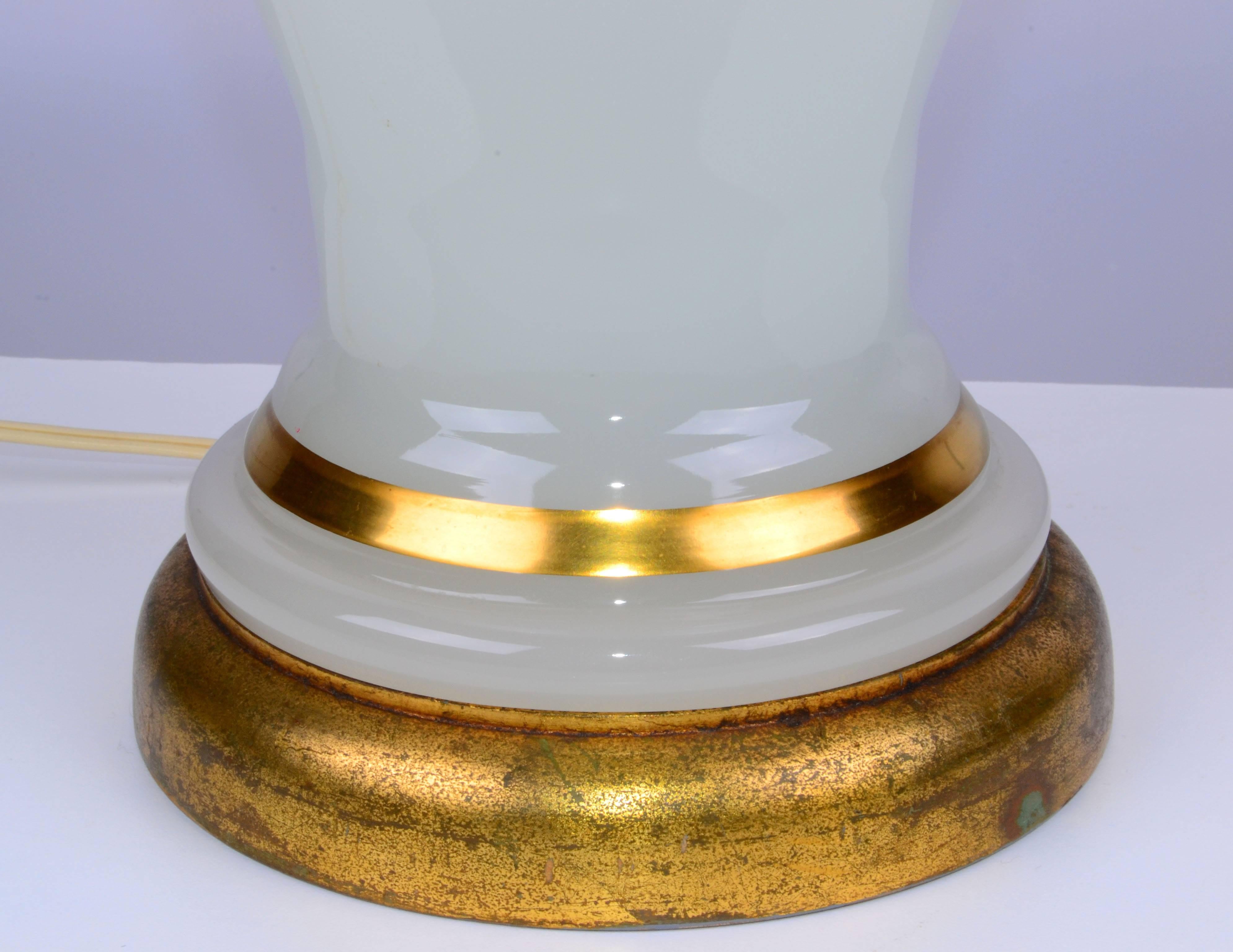 1950s Hollywood Regency Opal Glass and Brass Table Lamp In Good Condition For Sale In Miami, FL
