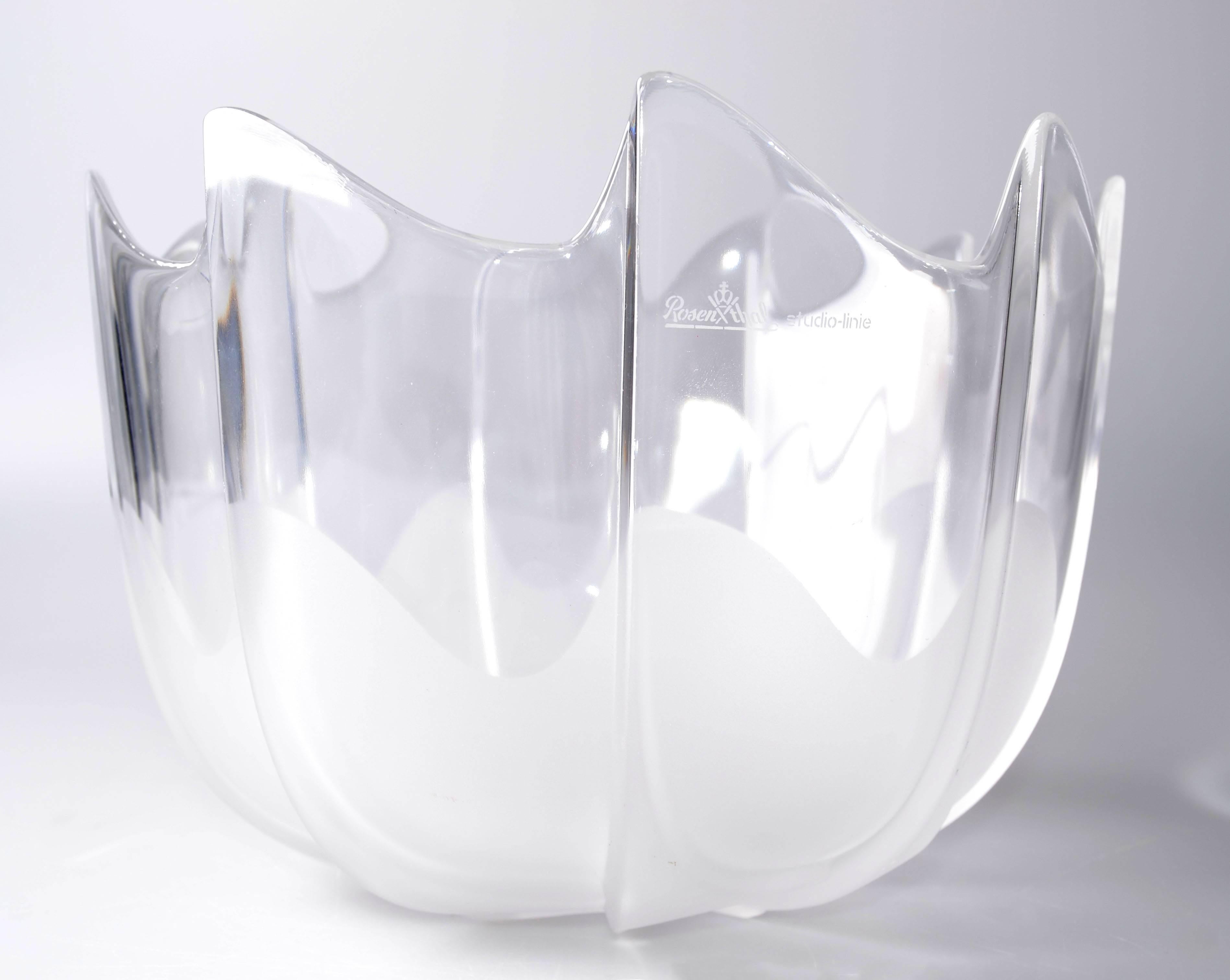 Striking original Rosenthal scalloped frosted crystal glass serving bowl by Studio-Linie.
Maker's mark on upper rim, Rosenthal Studio-Linie.
A serving bowl that is always in the center of attention with German craftsmanship.