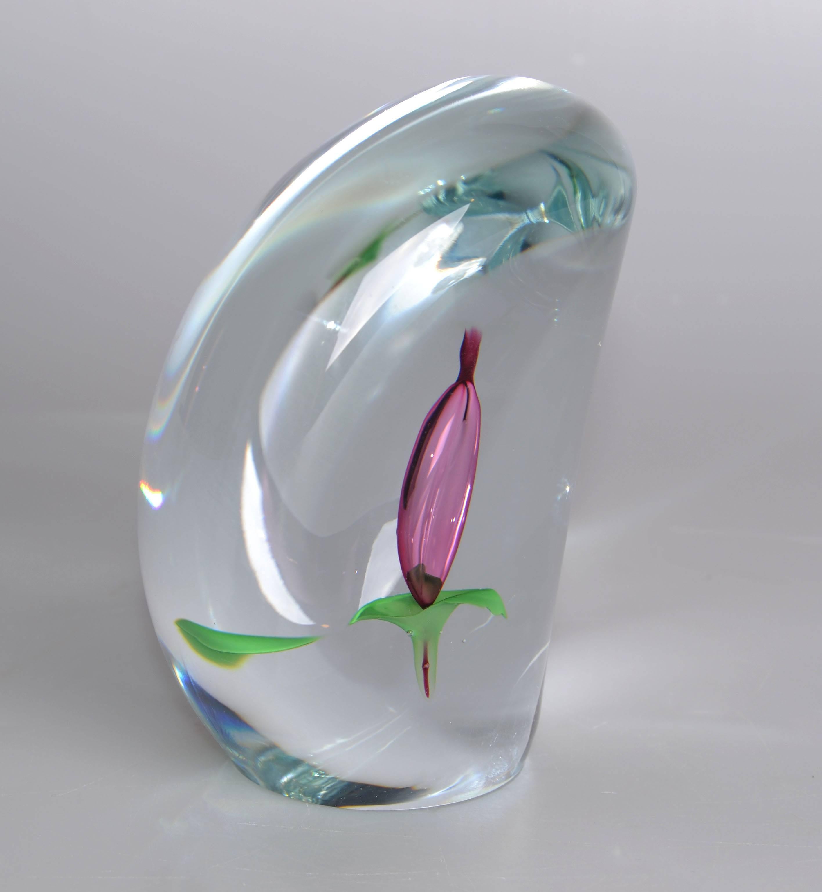 Original signed huge Beranek Floral Bohemian glass paperweight.
Signature underneath and the Label at the front bottom.
Highly collectible item.