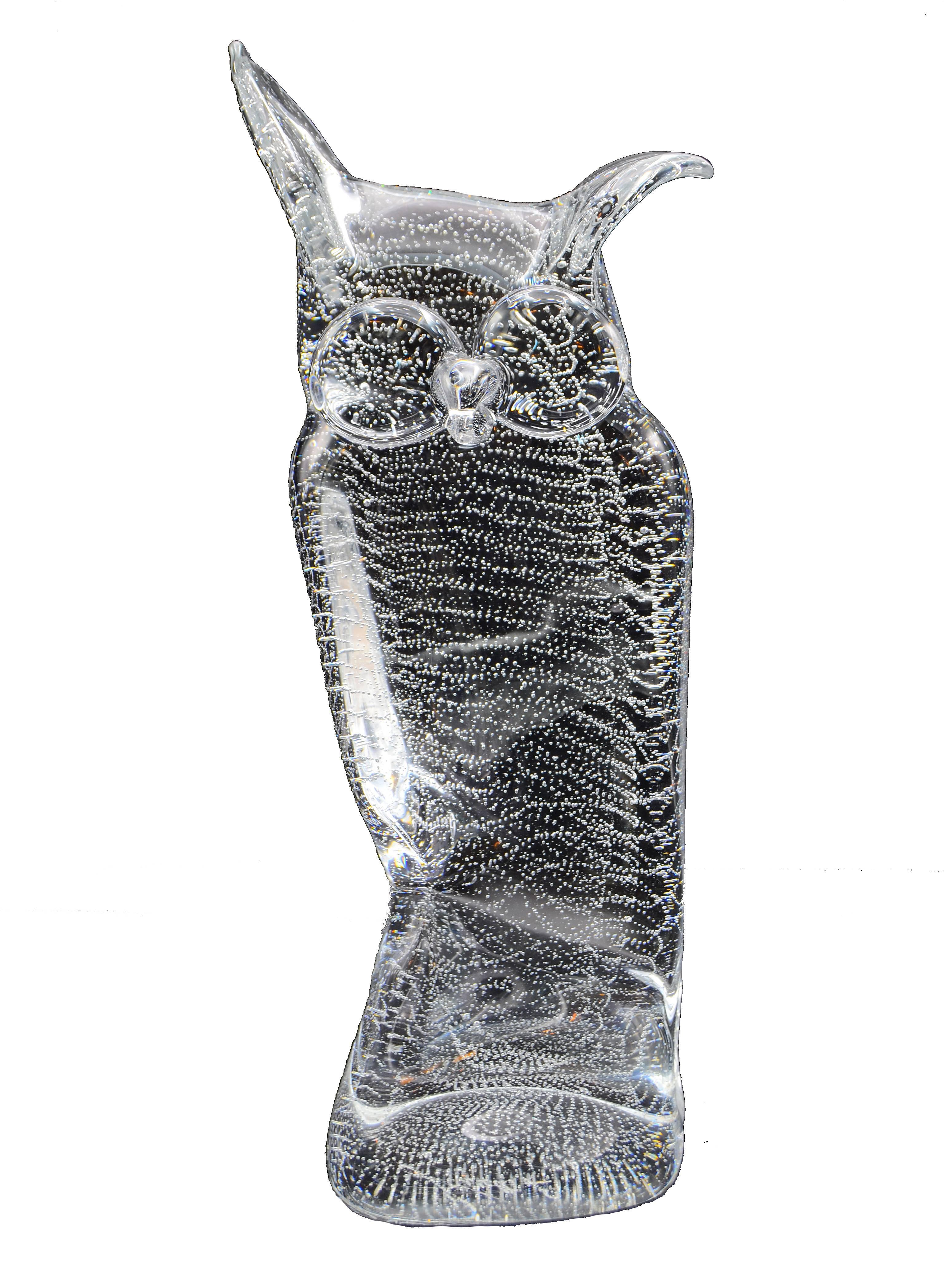 Licio Zanetti Murano glass owl with countless 'Bollicine'. Made with the Massello Technique, developed by Flavio Poli in the 1920s, using one solid block of glass.
Produced in Murano at Zanetti Murano, srl.
  