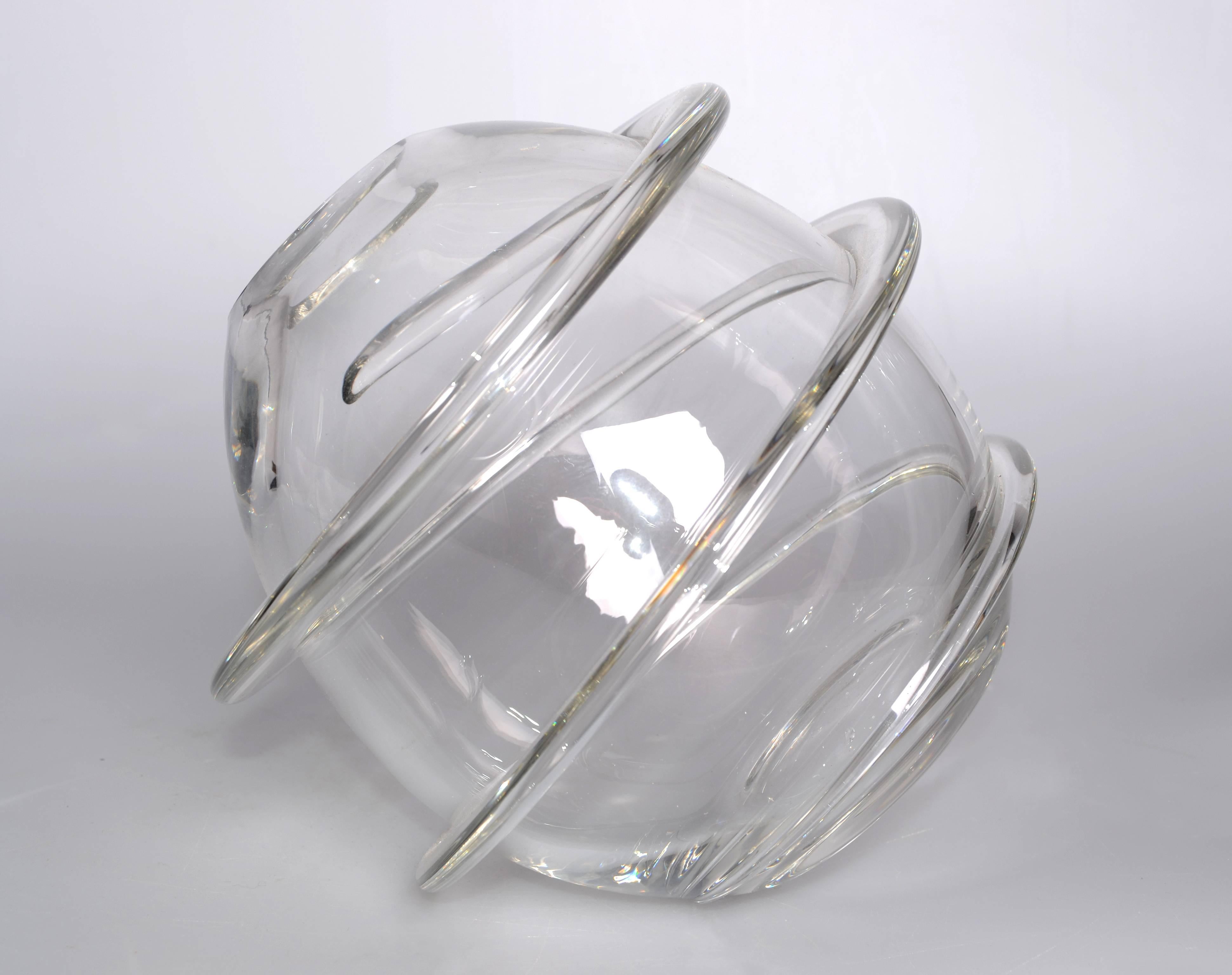 Vase d'art en verre soufflé allemand, grand vase transparent en verre d'art sculptural Rosenthal Studio-Linie.
Marque du fabricant en dessous.
    