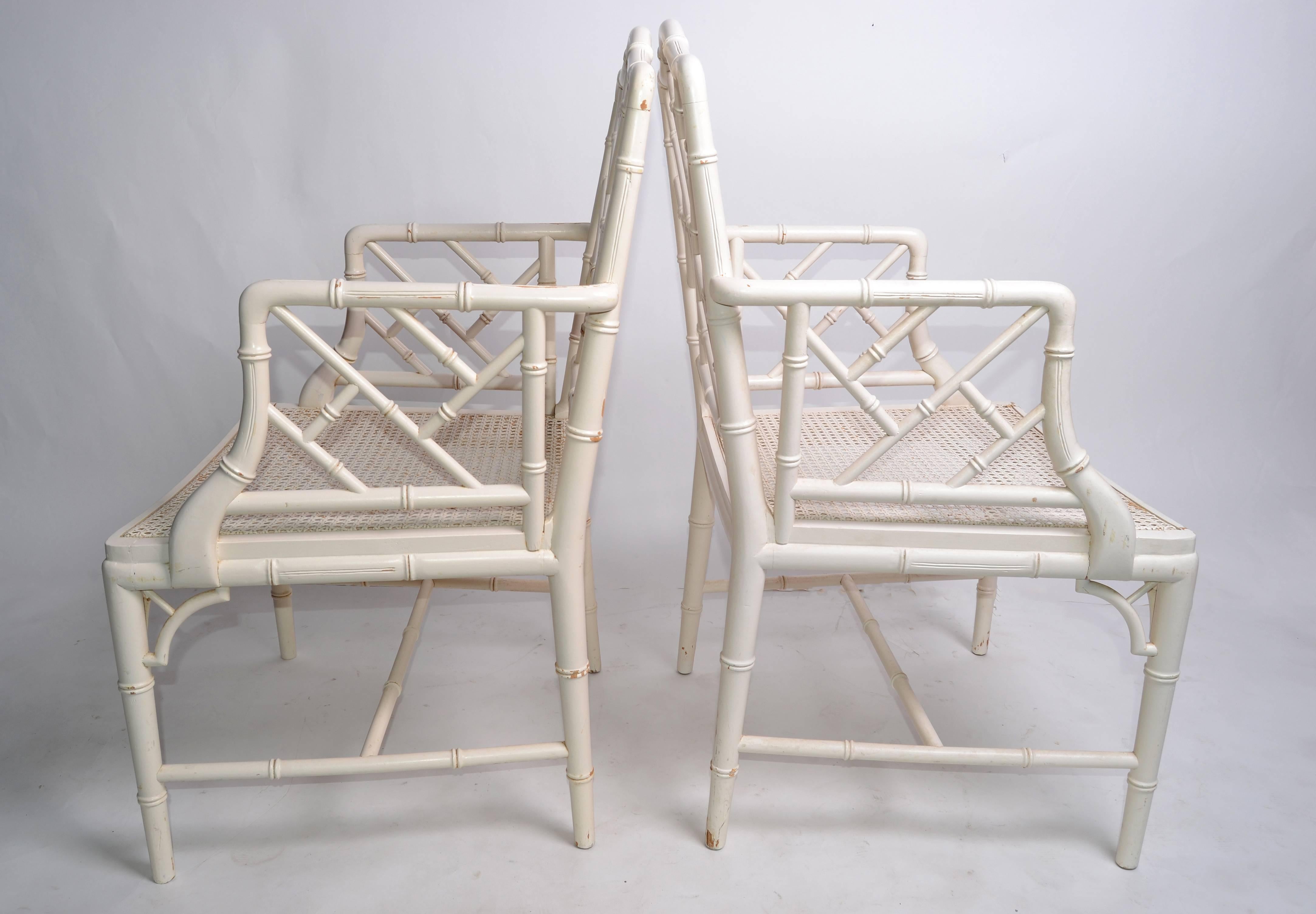 Laccato Poltrone Chippendale cinesi in bambù finto Hollywood Regency, coppia in vendita