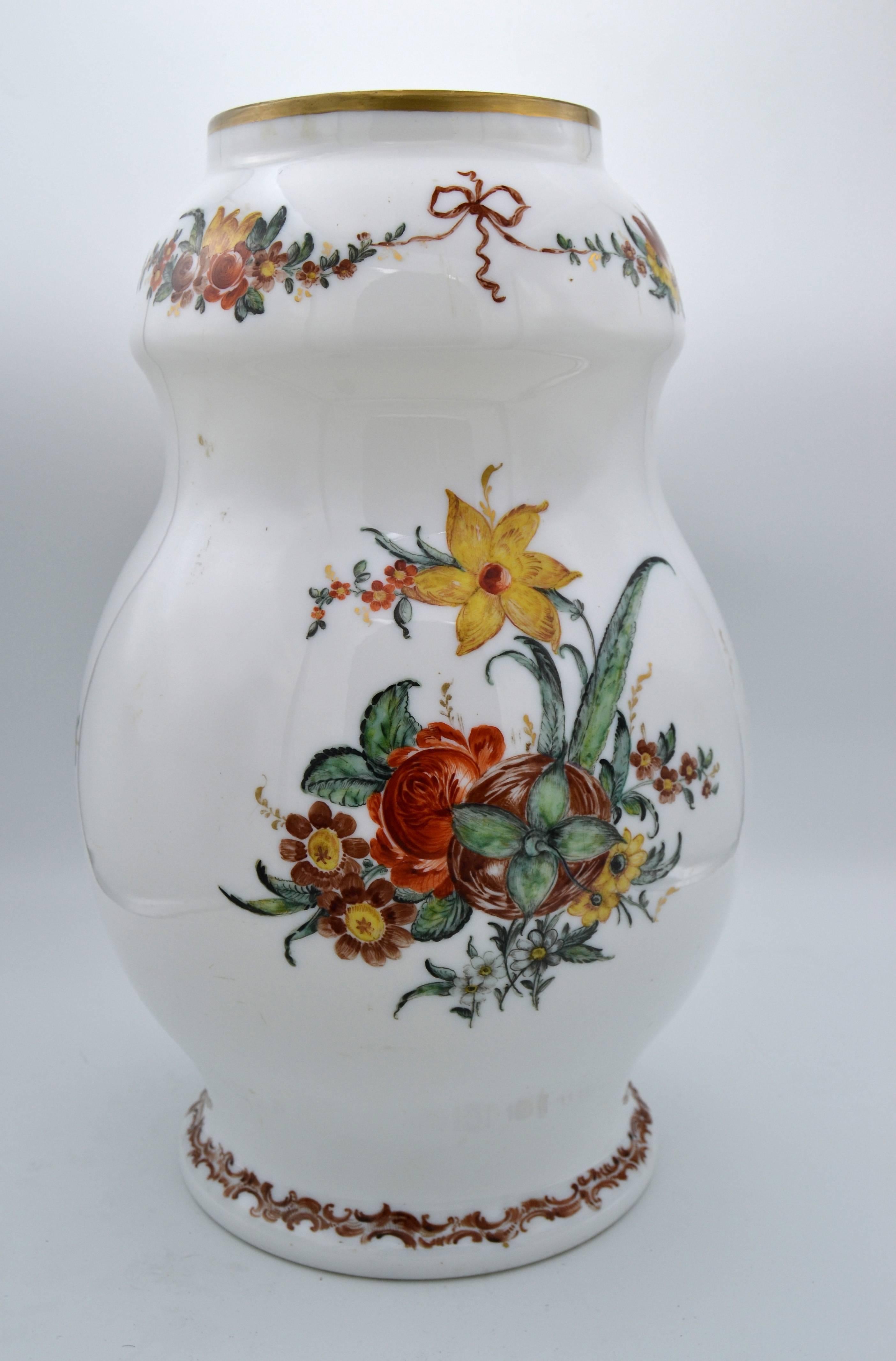 Vase en verre opalin de Sèvres français avec bordure dorée peinte à la main et motif de fleurs.