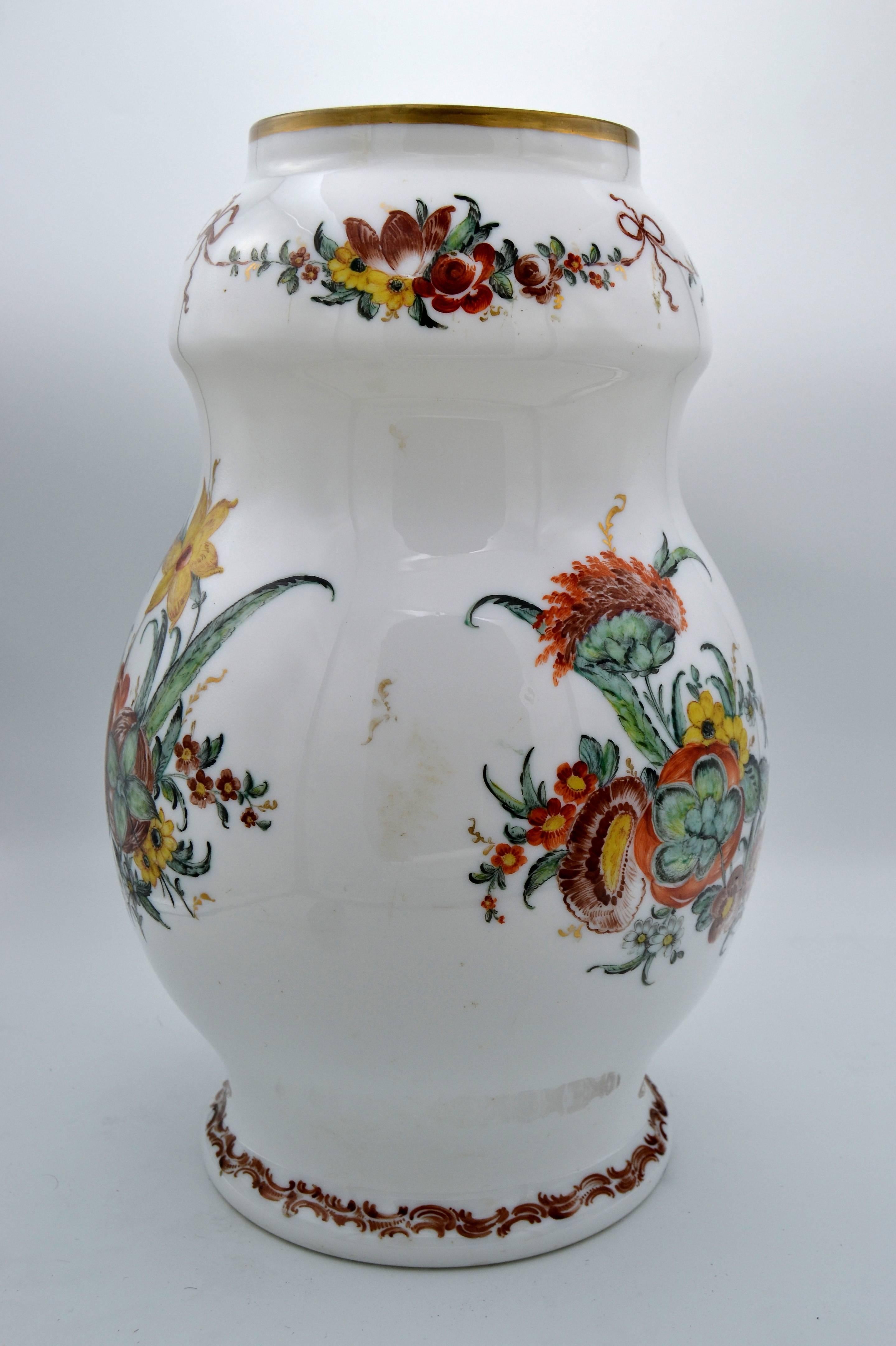 Provincial français Vase en verre opalin de Sèvres français avec garniture en or peinte à la main et motif de fleurs