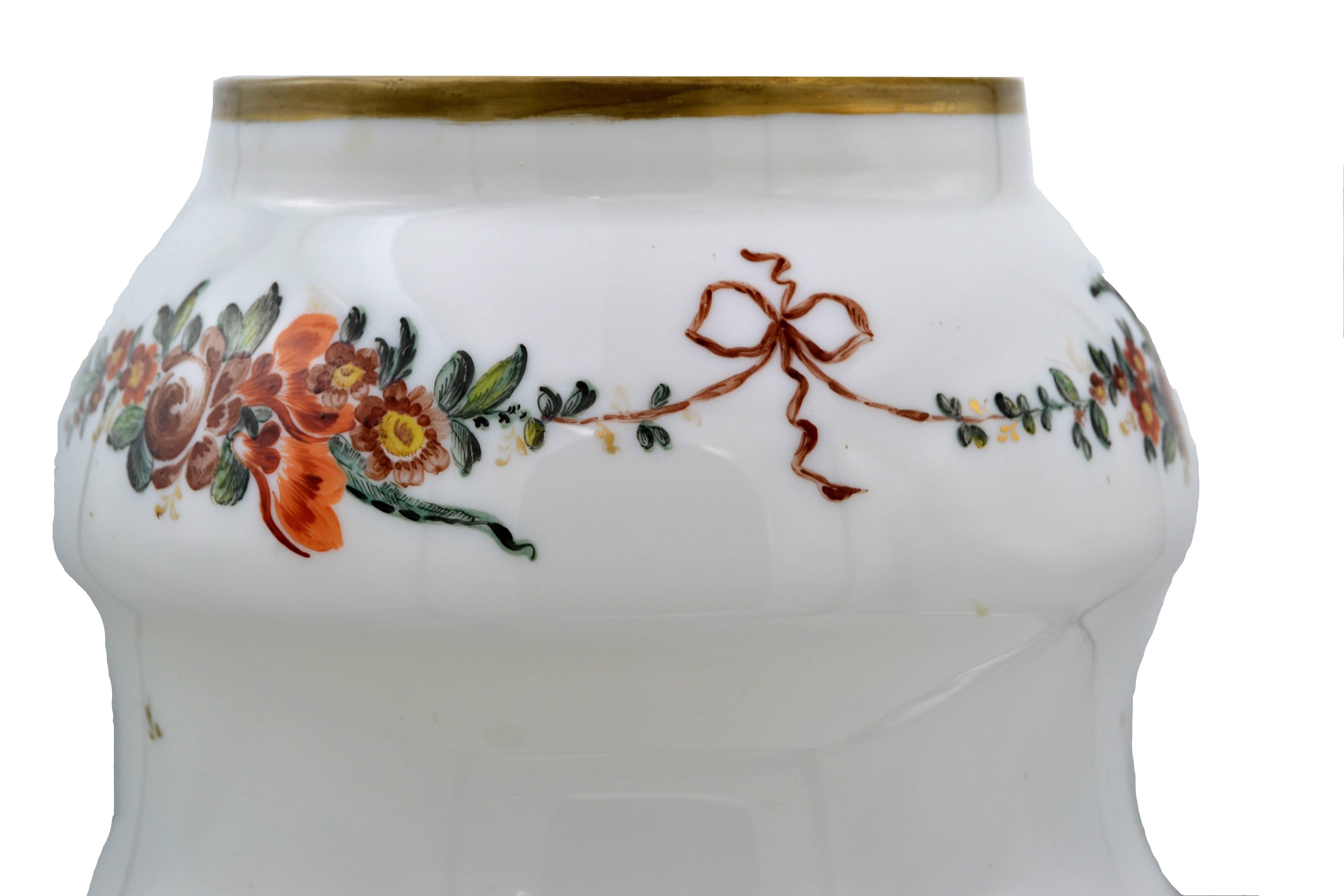 Peint à la main Vase en verre opalin de Sèvres français avec garniture en or peinte à la main et motif de fleurs