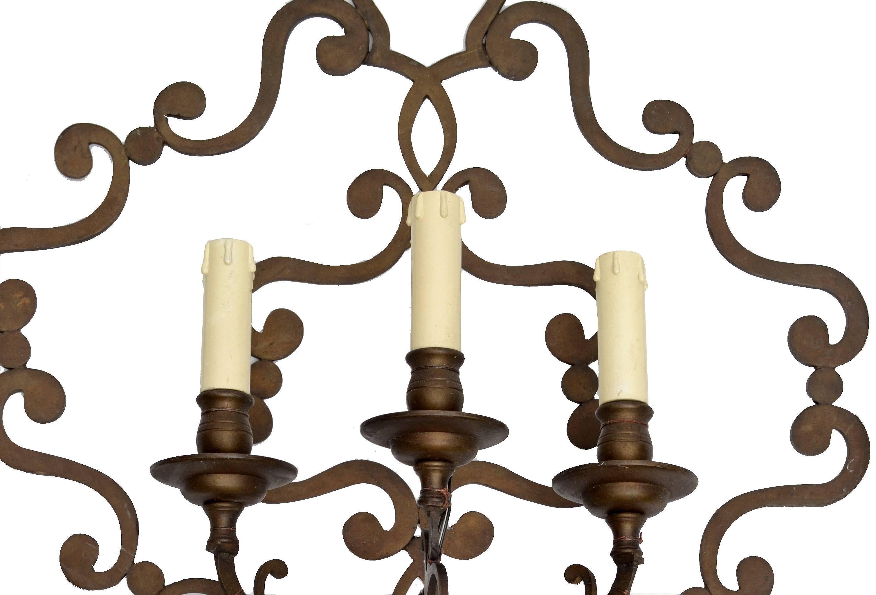 Wrought iron three-light applique, wall sconce from Italy.
Wired for the U.S. prior shipping and uses each a max. 40 watts light bulb.
In good used condition with normal signs of wear and tear.
