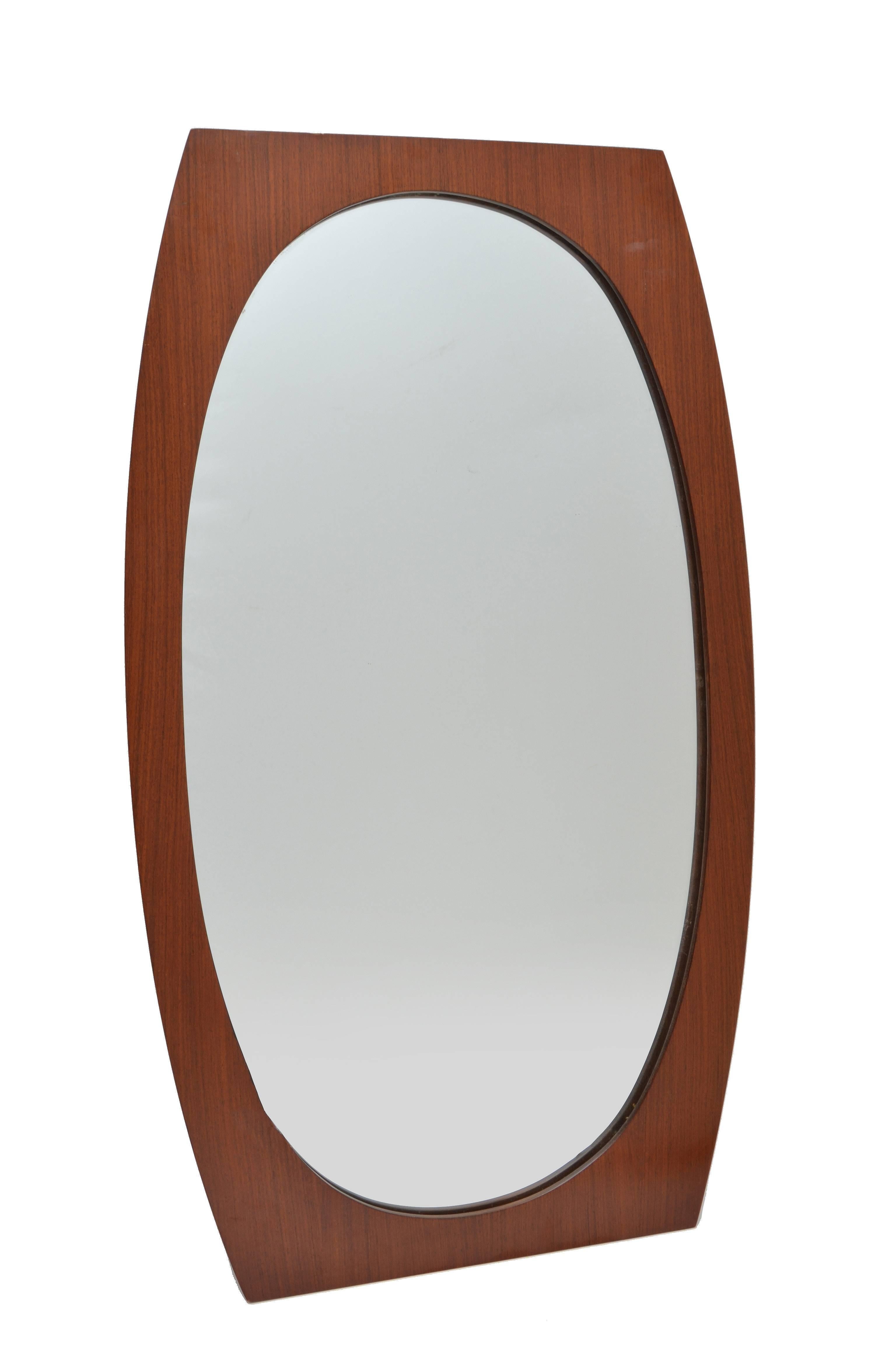 Scandinave moderne Miroir mural ovale scandinave moderne en noyer fait à la main en vente