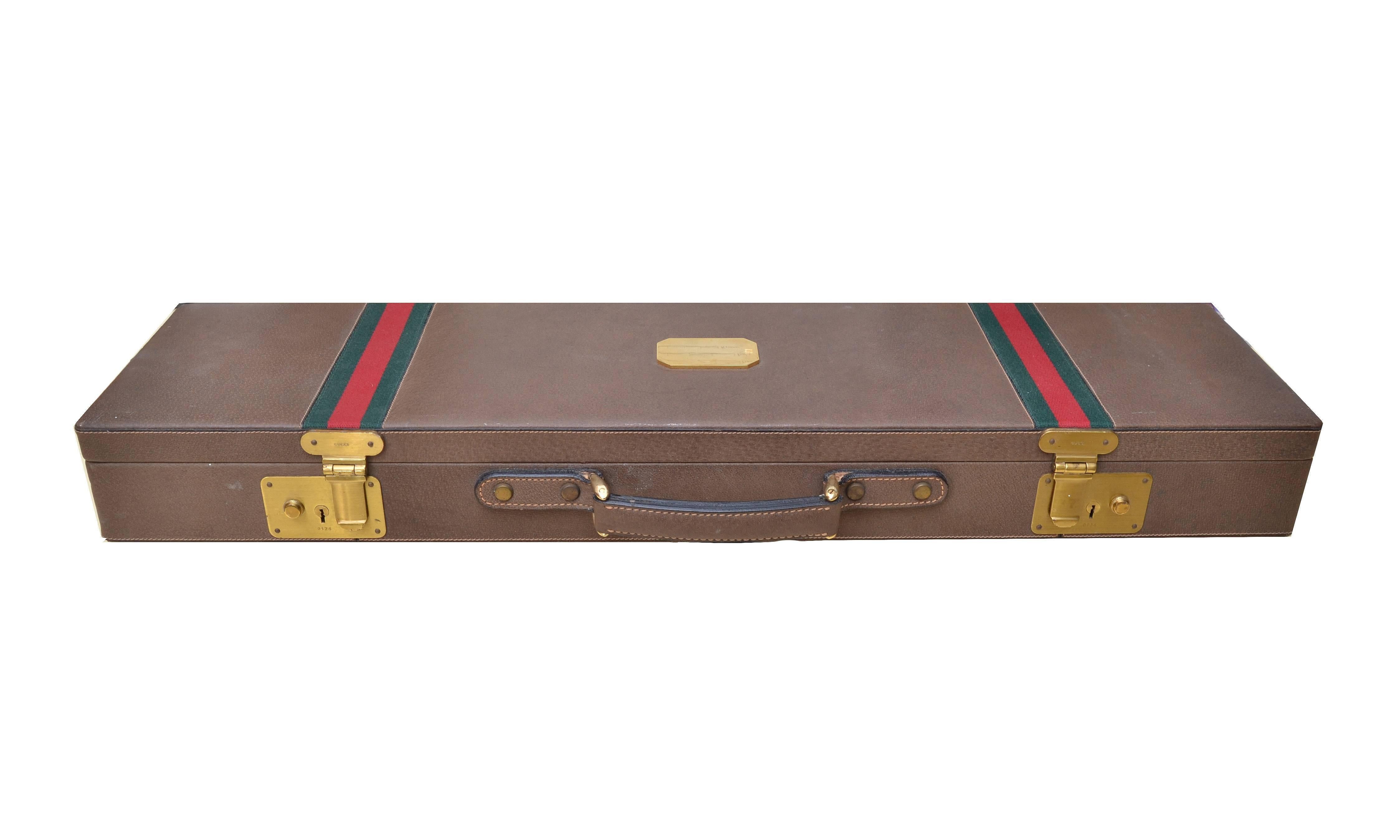 Original Gucci shotgun case in leather and brass.
Comes with keys.
The Interior is fitted with green fleece and leather bands.