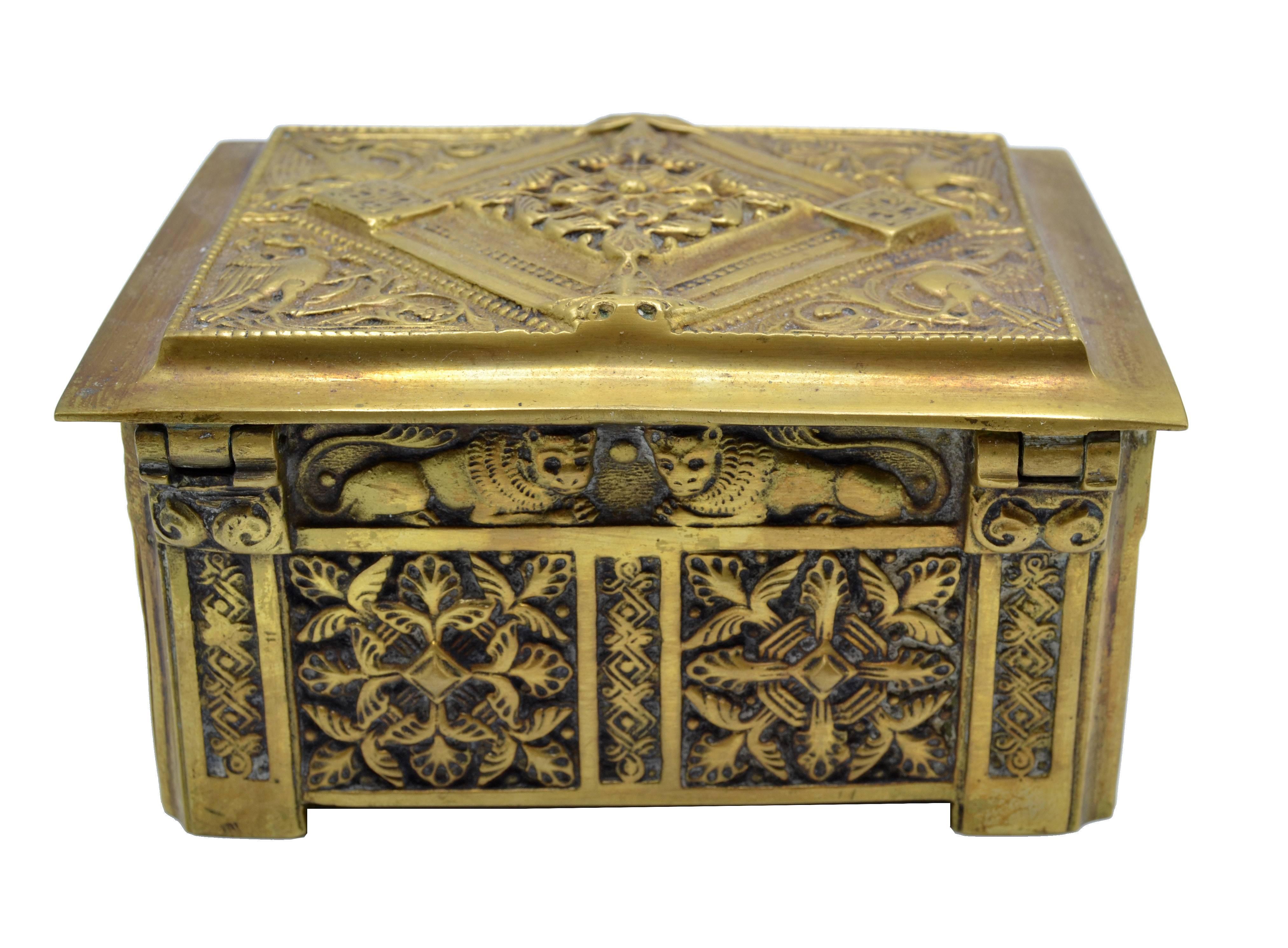 Caja de bronce antiguo de estilo gótico, elaborada con gran detalle.
Marcado debajo, fabricado en Bélgica.
En buen estado original.

A-444-335