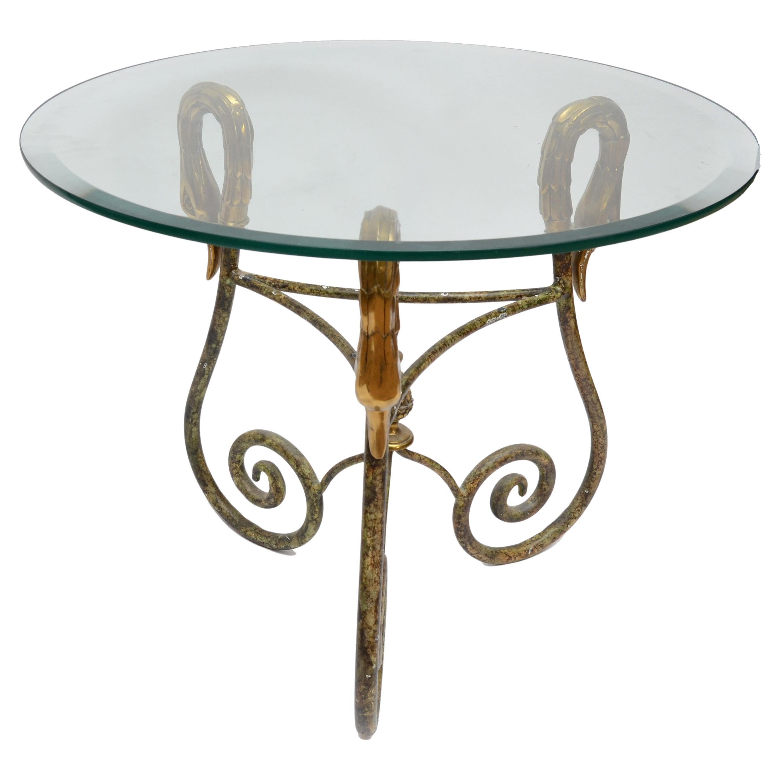 Mesa auxiliar de hierro forjado estilo Hollywood Regency de Italia con cabezas de cisne de latón 1950