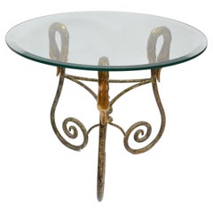 Mesa auxiliar de hierro forjado estilo Hollywood Regency de Italia con cabezas de cisne de latón 1950