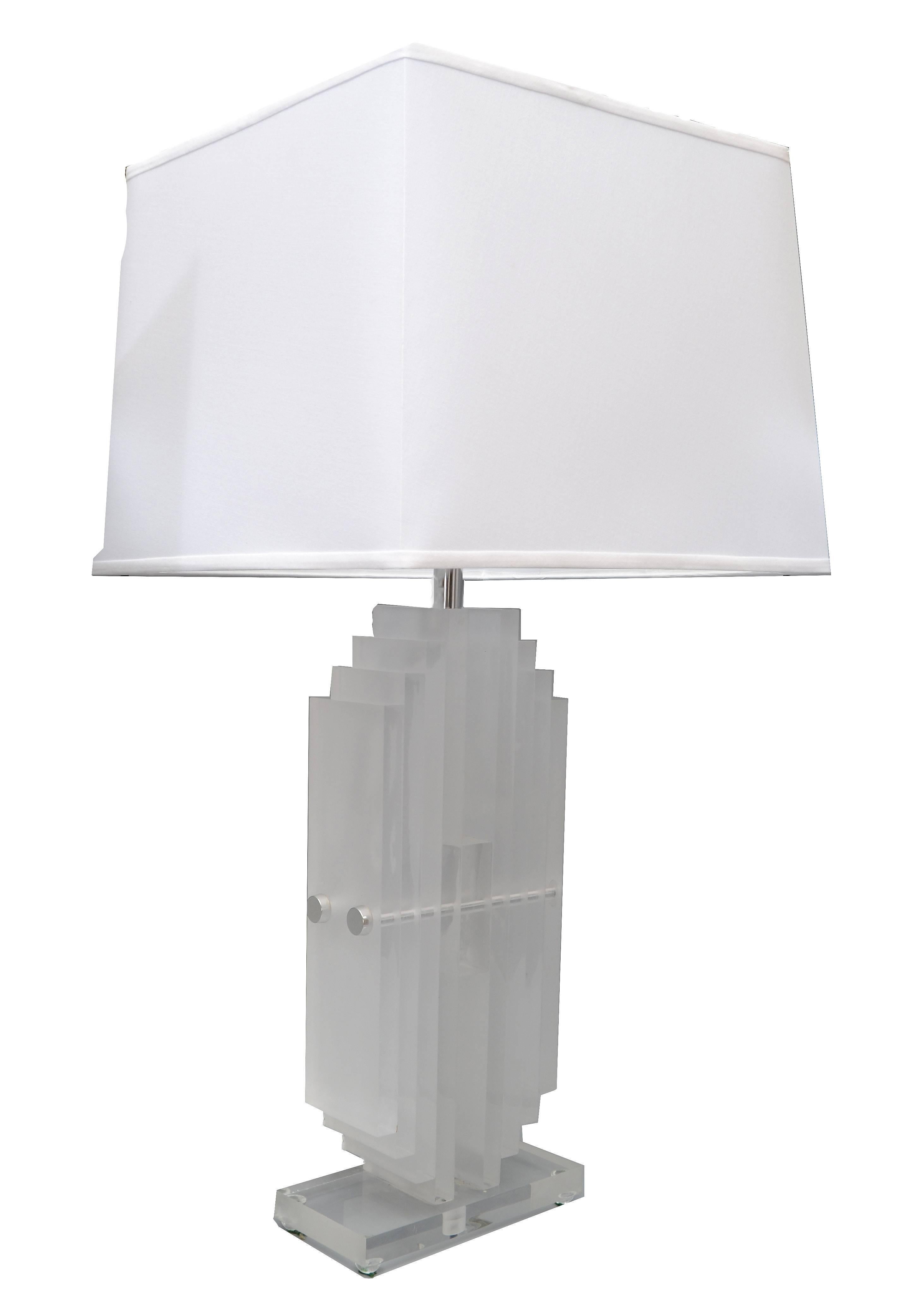 20ième siècle Lampe de bureau américaine en lucite massive style Empire, mi-siècle moderne, années 1970 en vente