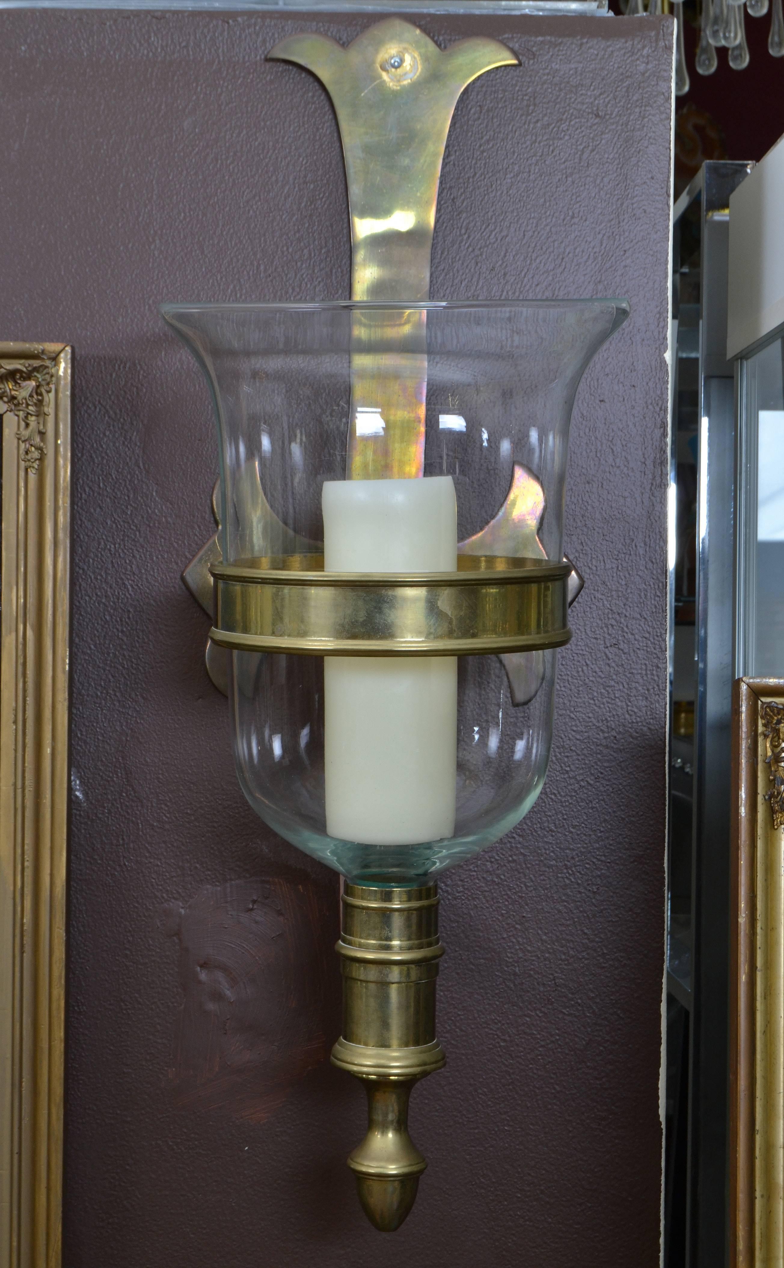 A pair of glass bell hurricane lamps with bronze brackets.
Comes with two candles, the set is non-electrified.
Can be easily mounted to the wall.
The glow of the candles takes you into a different time of life.
Dimension glass bell:
Diameter
