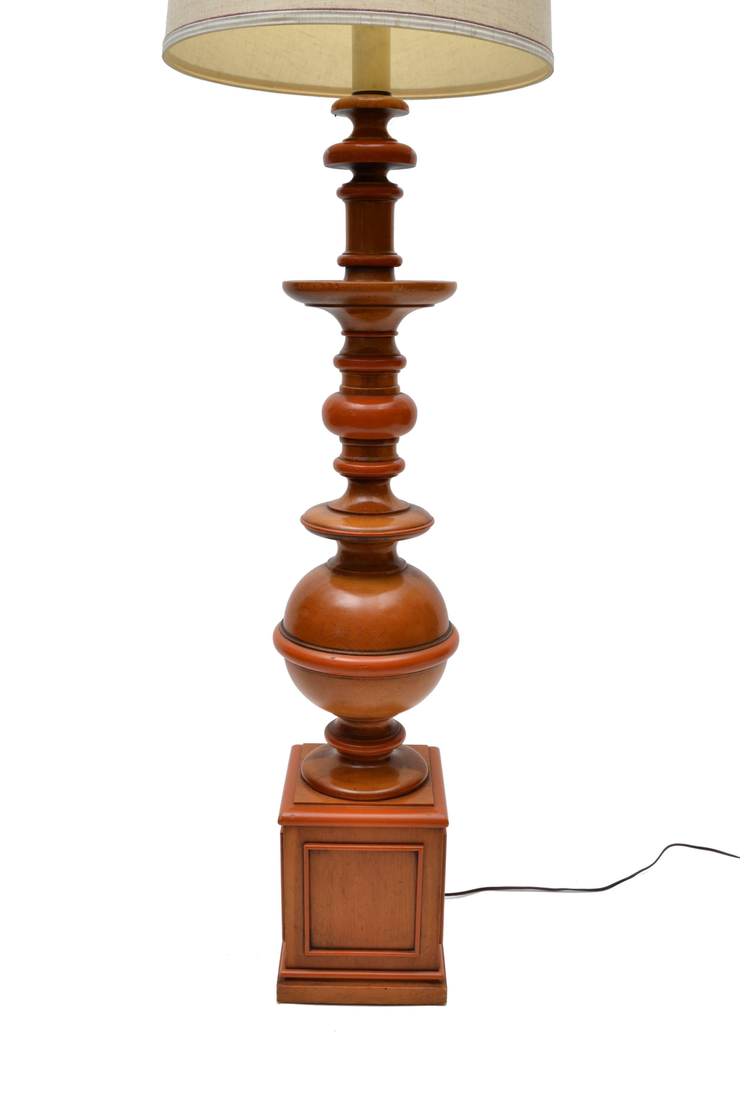 American Regency wooden knob creek of Morganton floor lamp with shade.
Comes with double sockets and string pulls.
Perfect working condition and uses each a max. 60 watts light bulb.
Dimension shade:
Diameter 17 inches
Height 16.25 inches.