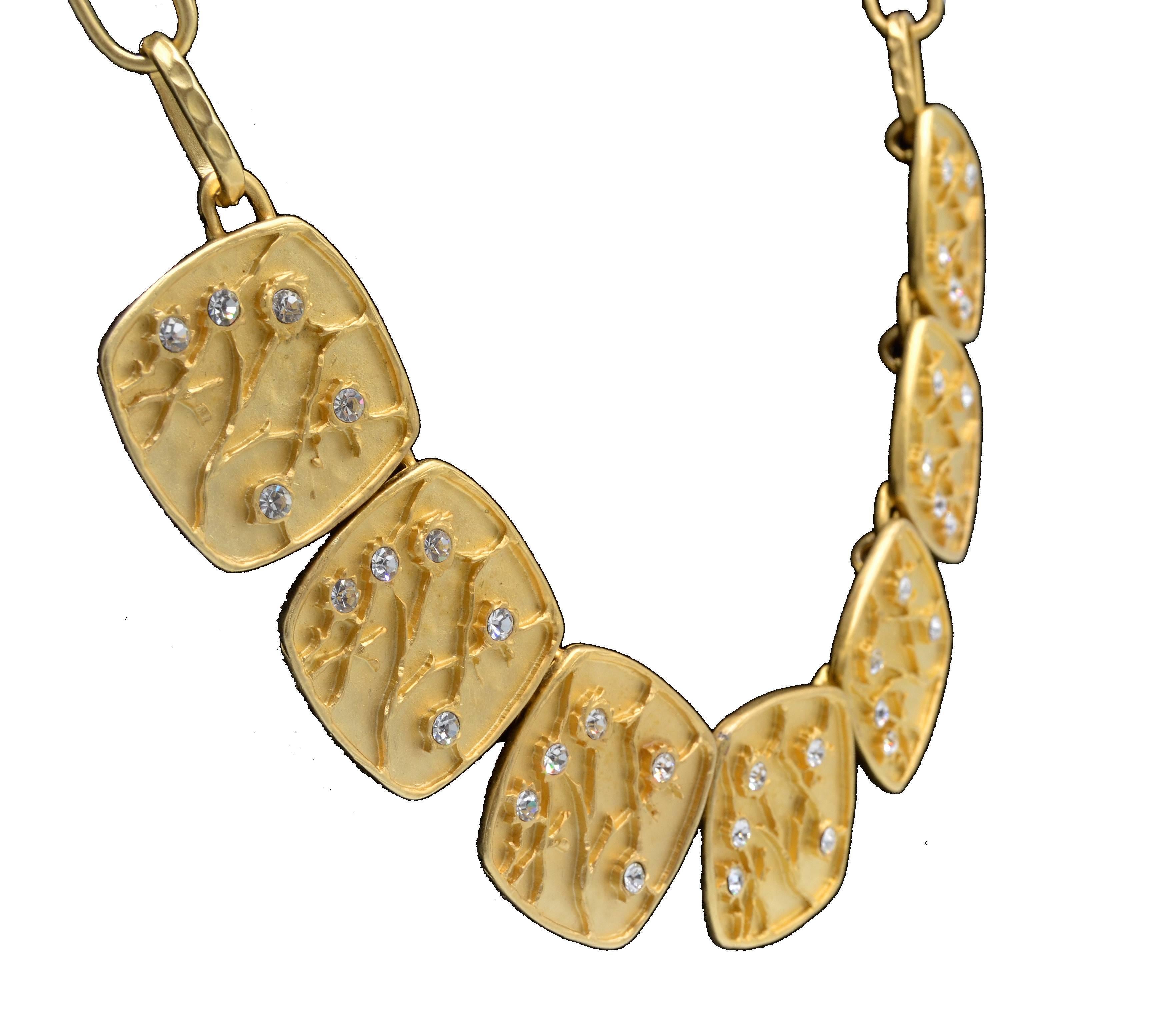 Kenneth Lane Gold getaucht Vintage-Halskette mit passenden Clip auf Ohrringe.
Unter jedem Ornament steht: Kenneth Lane, hergestellt in den USA.