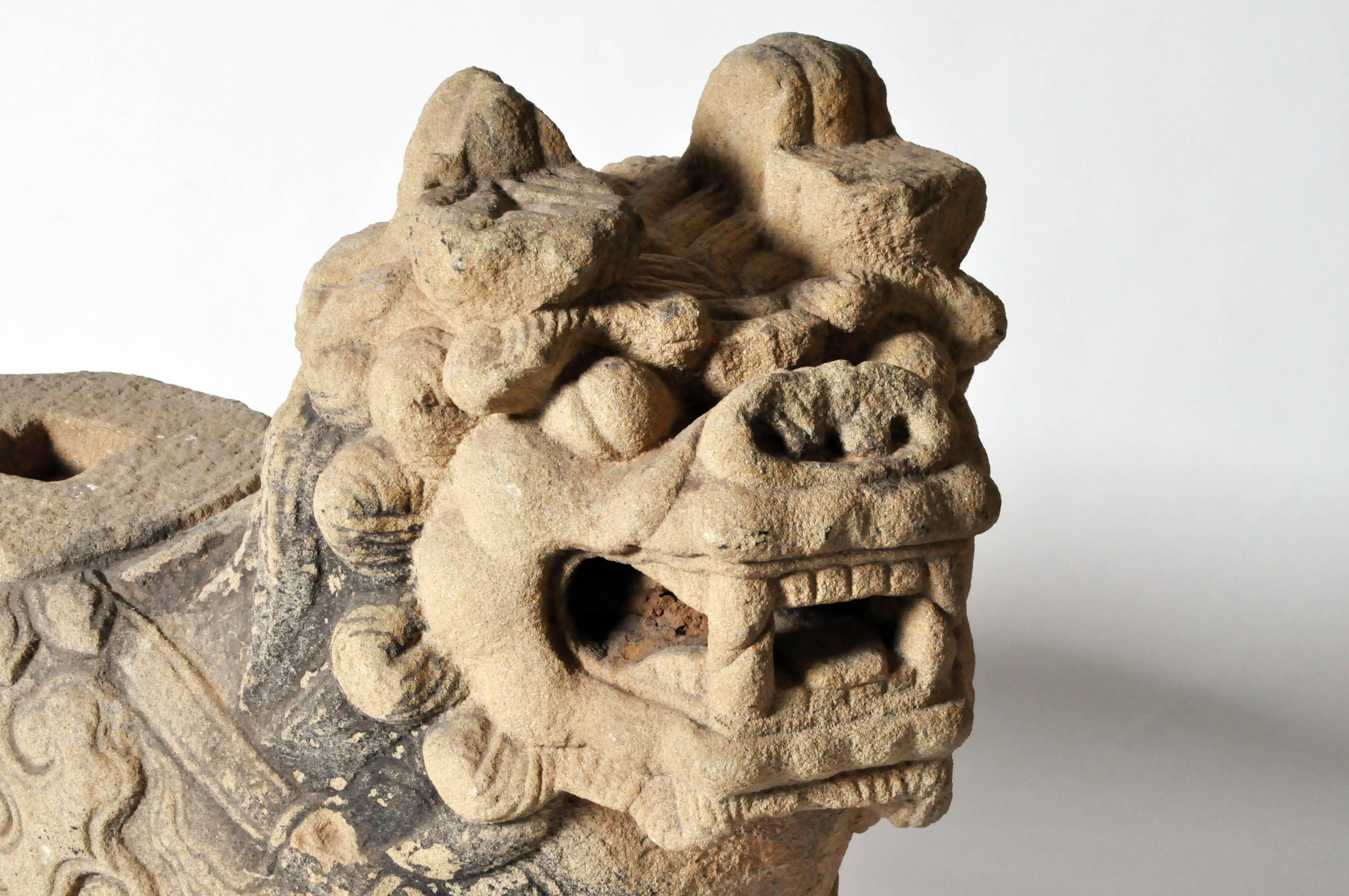 Ein Paar chinesische Wächterlöwen aus Stein (Kalkstein) im Angebot