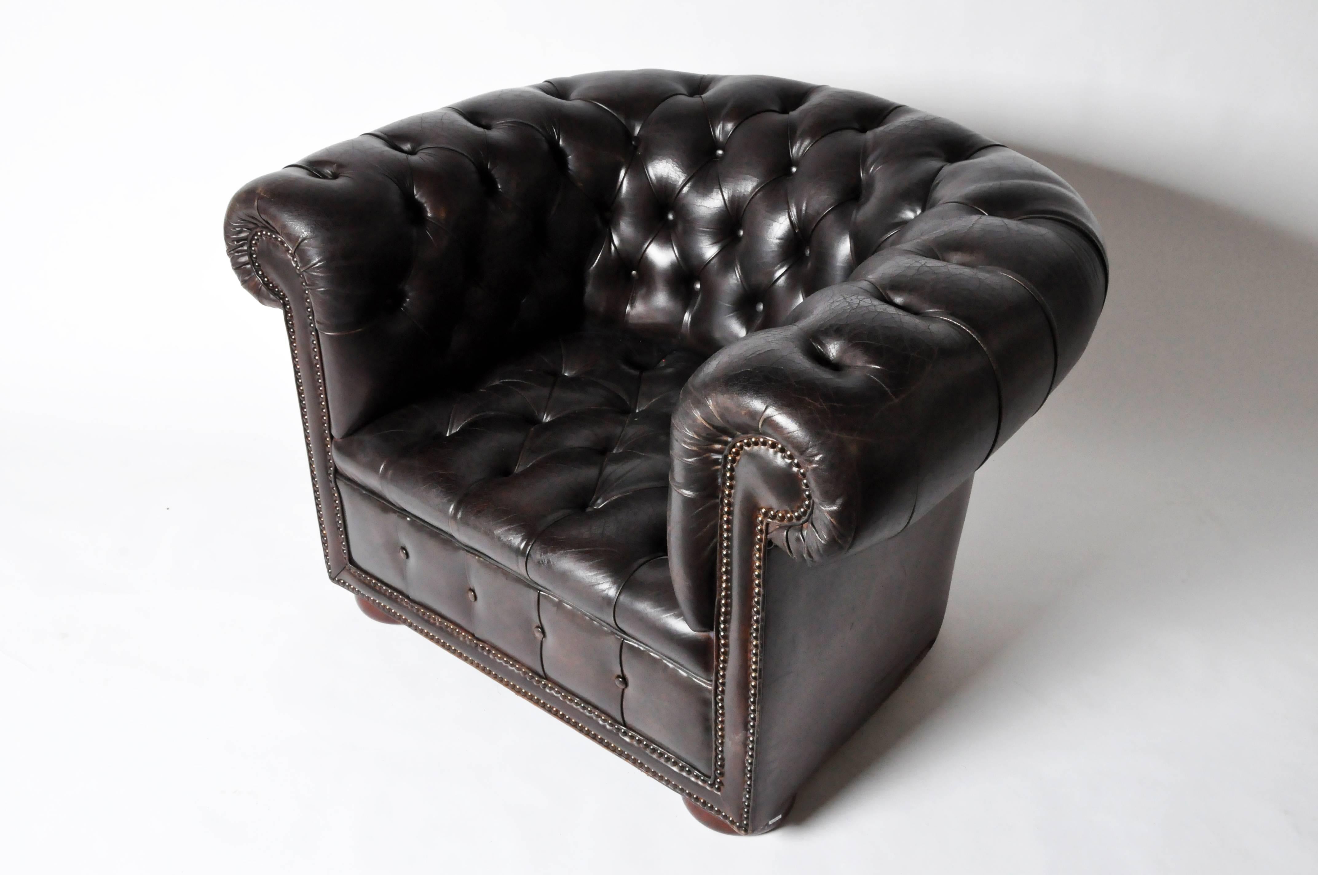 Espresso Brown Leather Chesterfield Club Chair In Good Condition In Chicago, IL