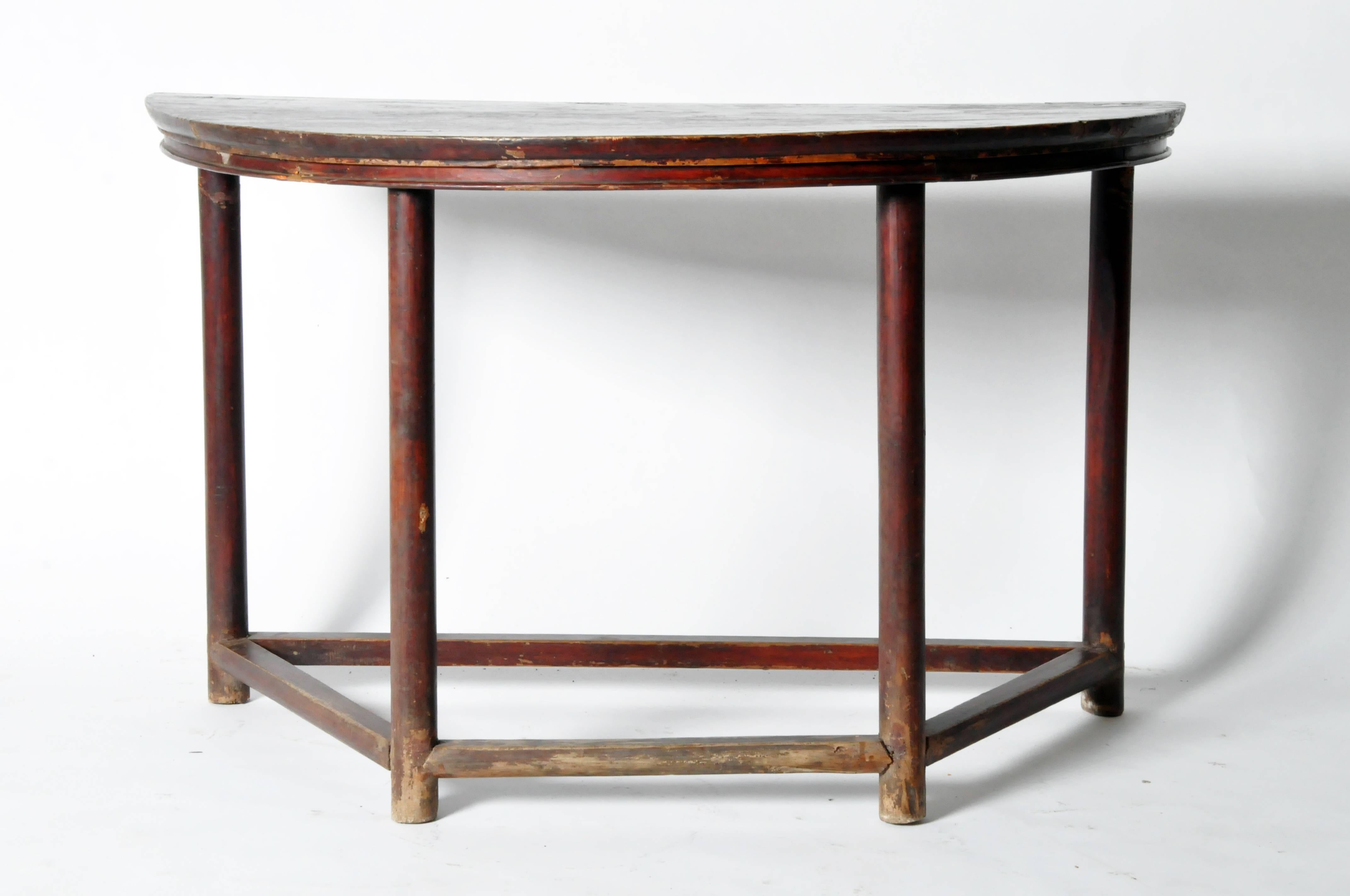 Comprised of clean lines this handsome table features a waisted top raised on four round post legs, which are connected by stretchers.