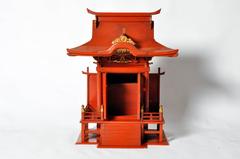 Sanctuaire japonais avec laque rouge et peinture dorée