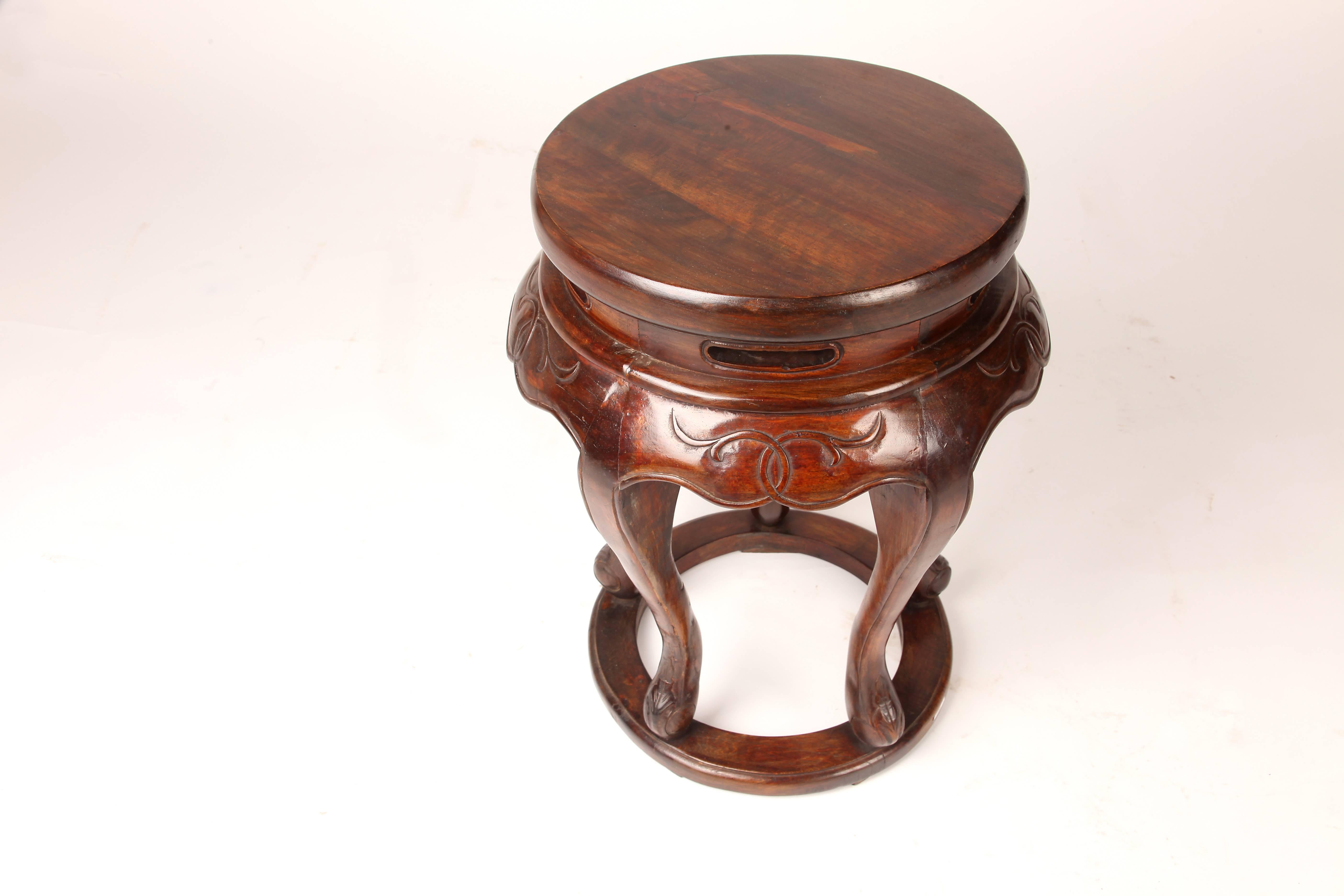 This Chinese high-waisted incense stand is made from walnut and features cabriole legs and a continuous floor stretcher. It can also function as a stool or side table.