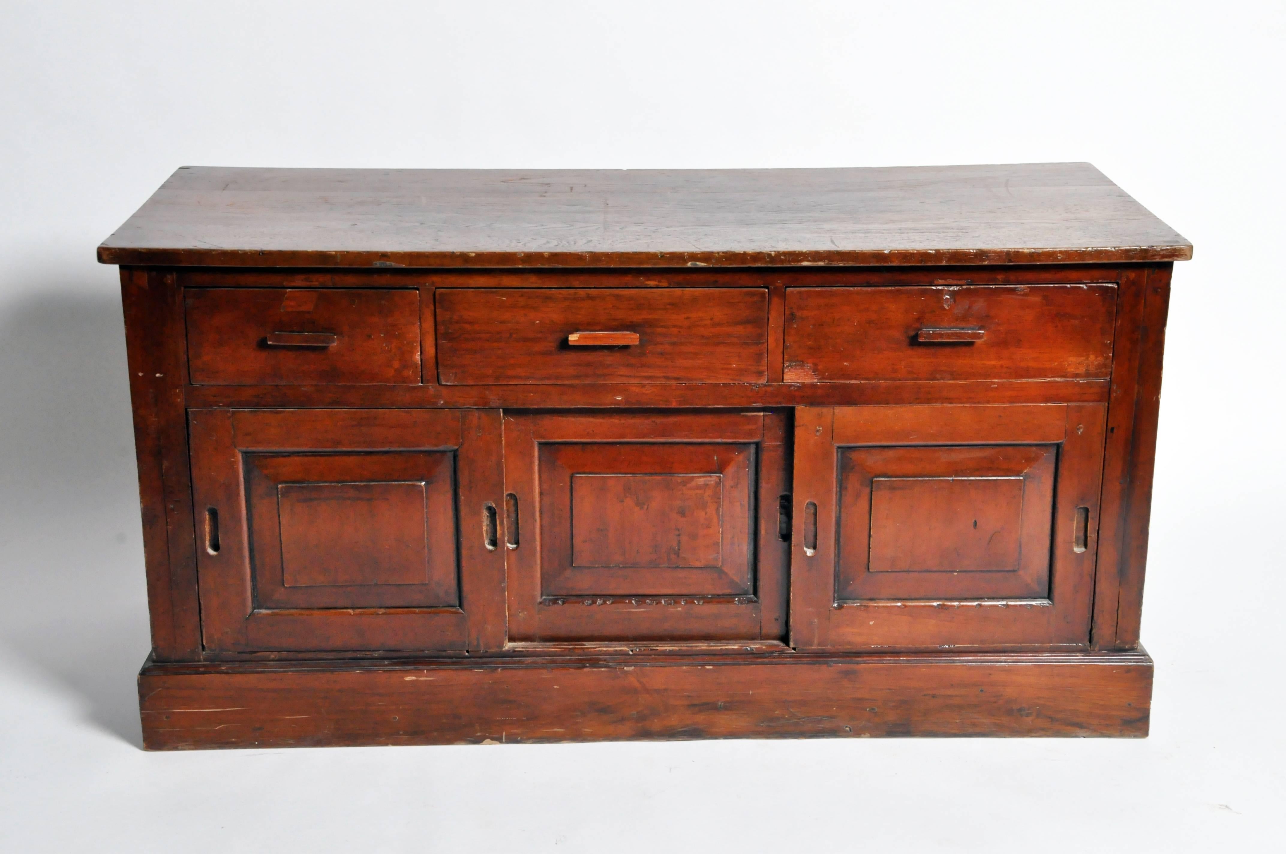 Taking its design inspiration from across the pond, this stately British Colonial merchant’s counter features a unique combination of neoclassical lines and striking teak wood.