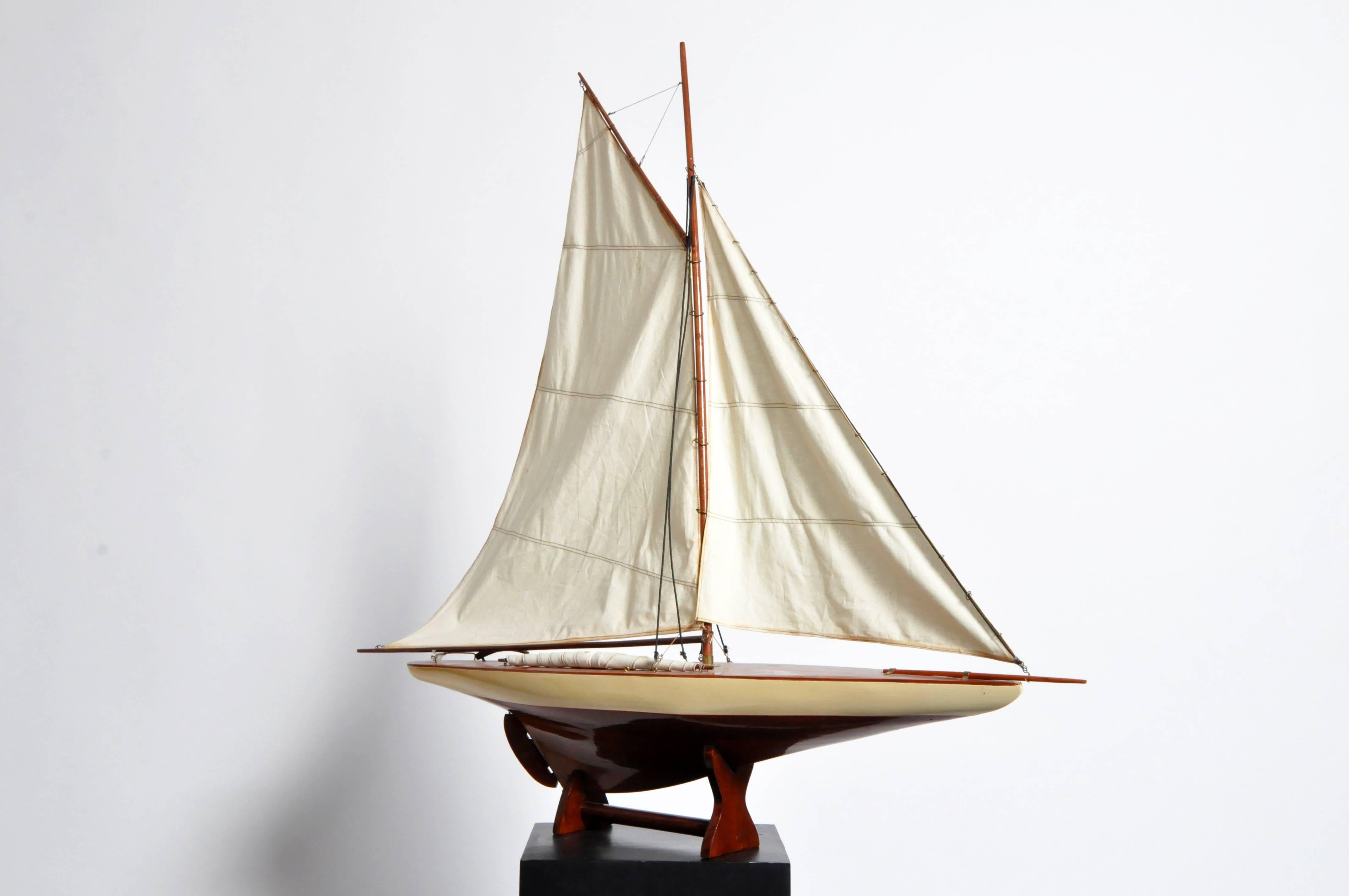 This handsome American pond boat is from the U.S and is made from wood and lacquer.