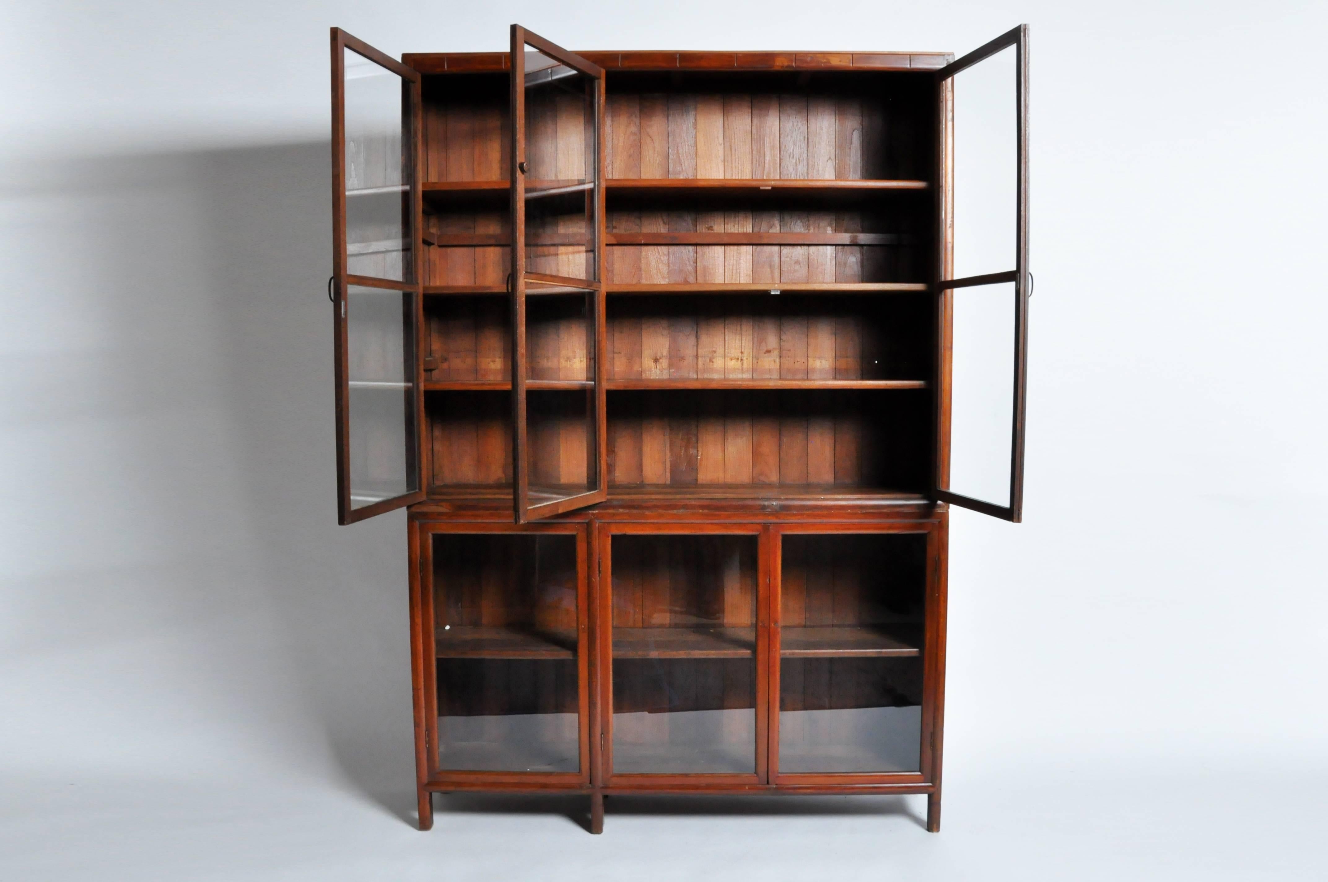 British Colonial Bookcase In Good Condition In Chicago, IL