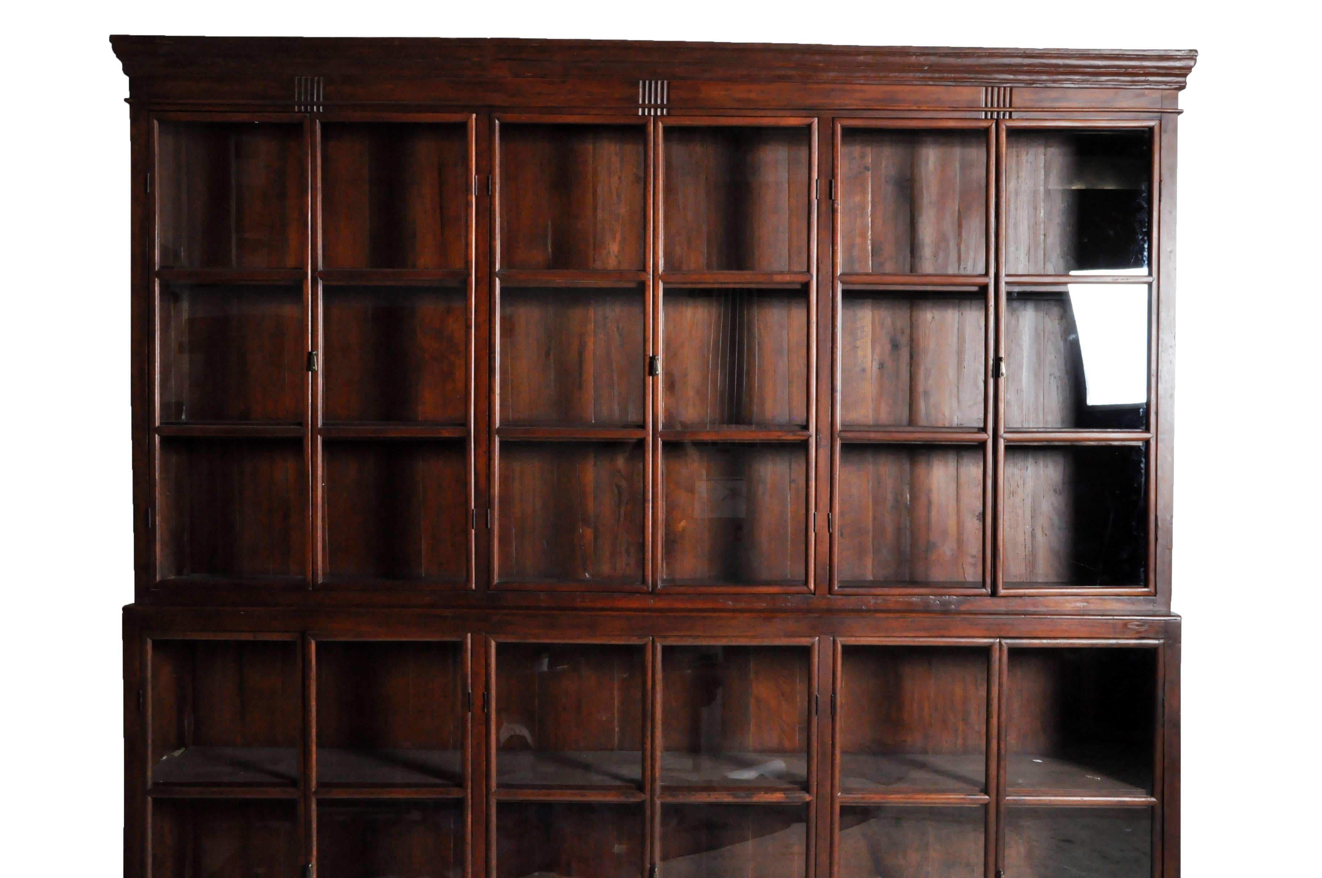 Impressive British Colonial Bookcase In Good Condition In Chicago, IL