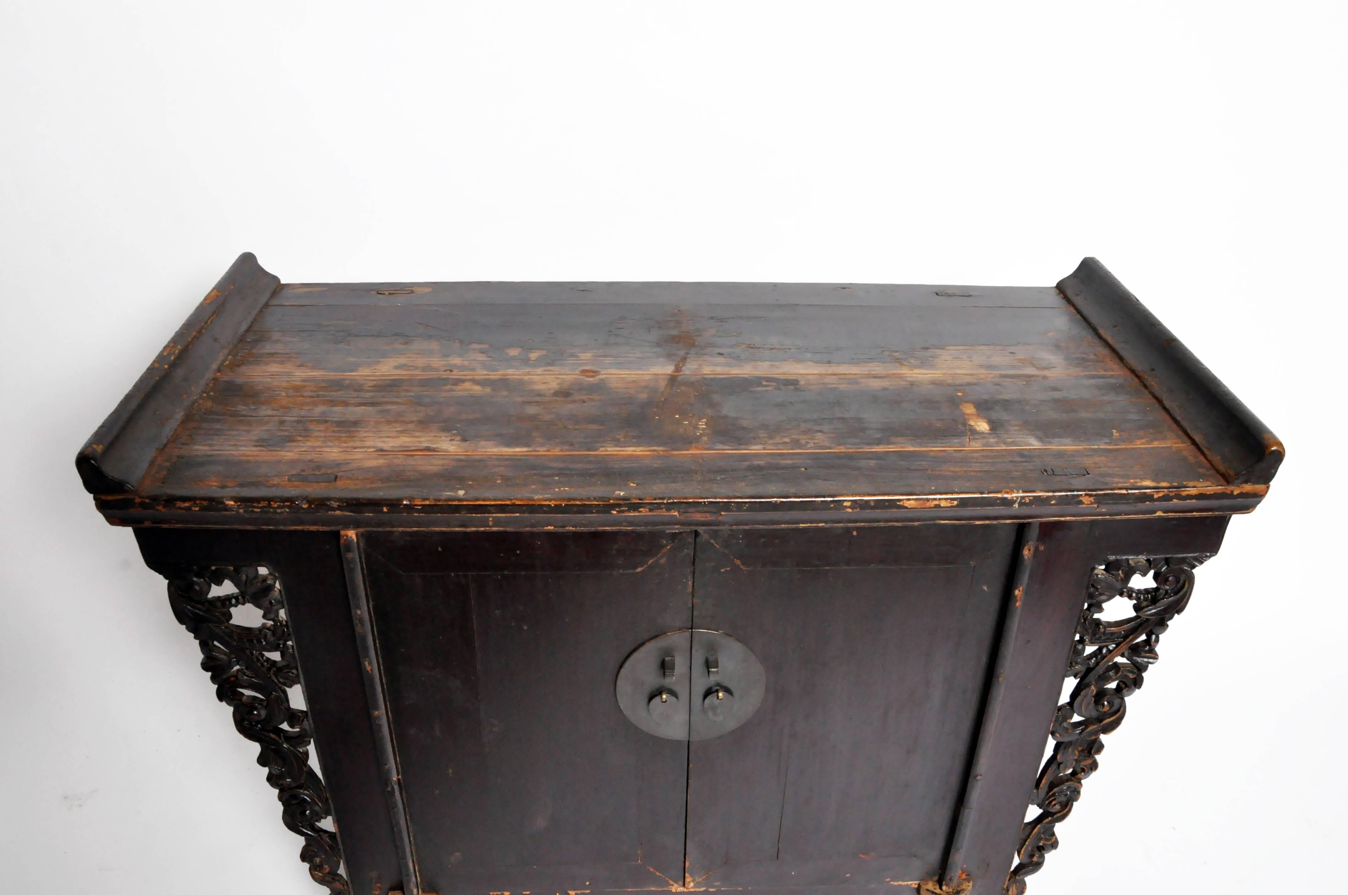 Butterfly Chest with Carved Wings and Original Patina In Good Condition In Chicago, IL