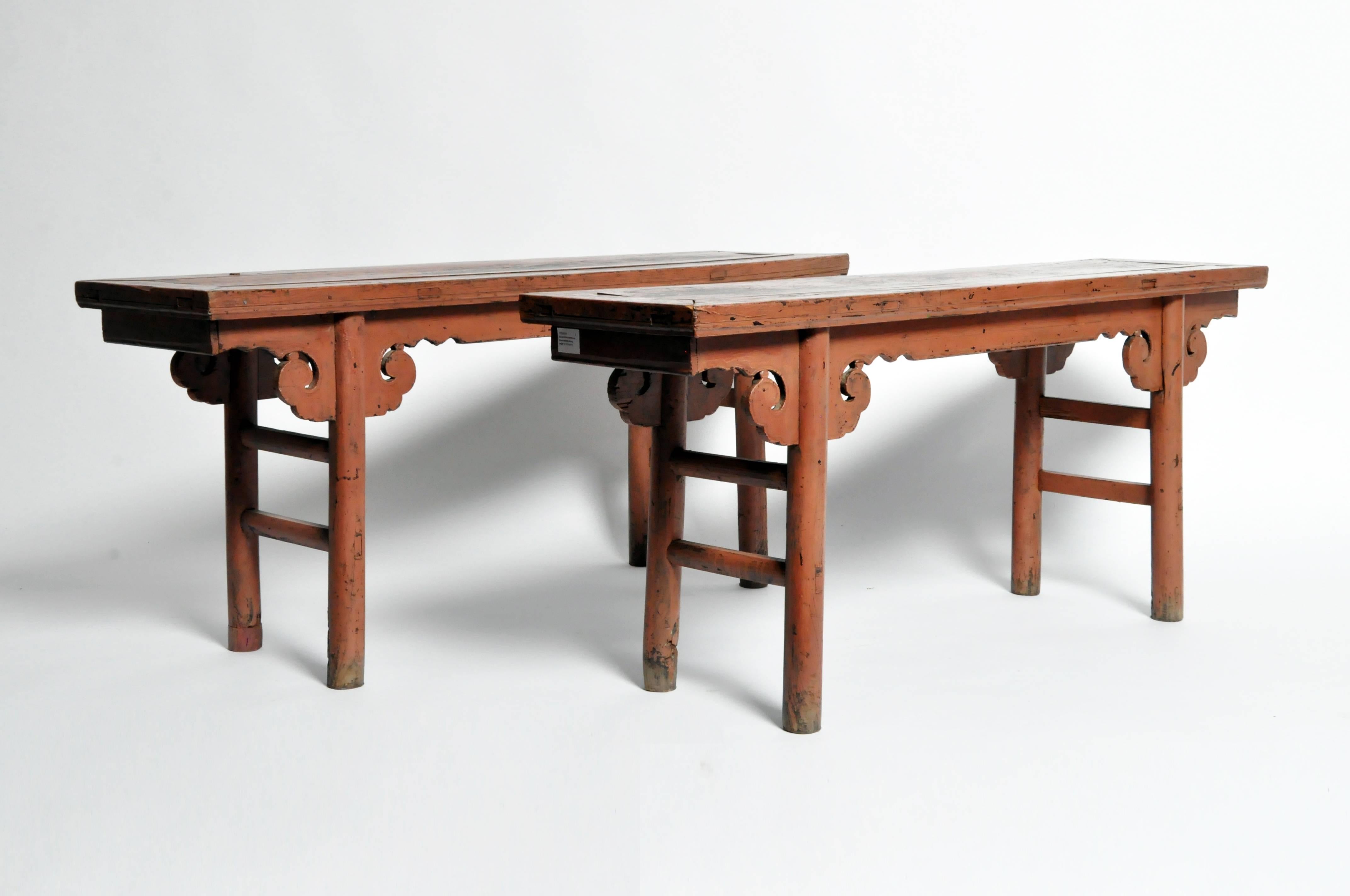 The cloud motif apron-head spandrels and round legs of this Chinese elmwood bench give this piece a delicate, sophisticated look. Dating back to middle Qing dynasty of Shandong, China, this piece has original oxblood lacquer.