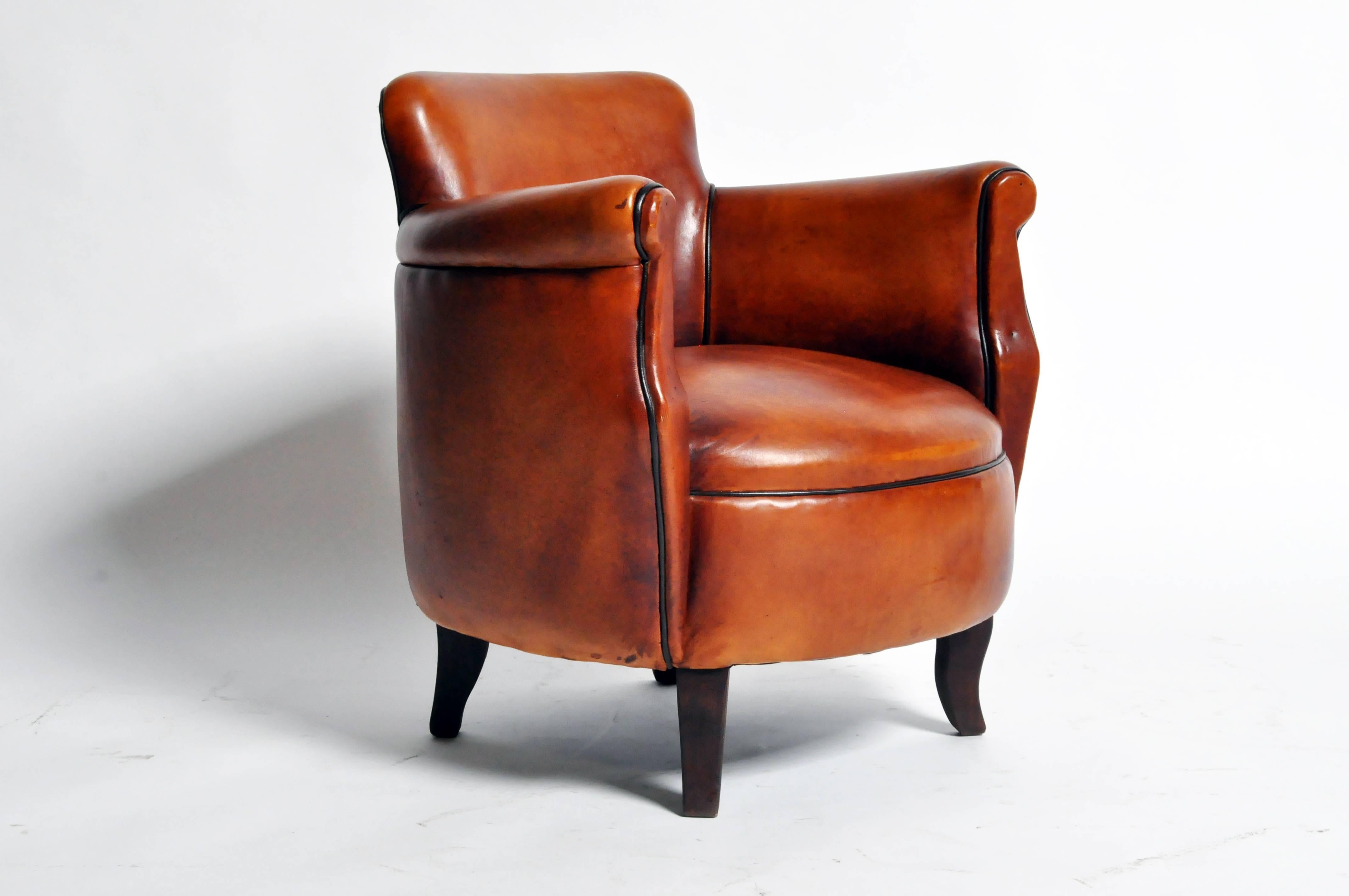 This handsome of recently made Parisian tulip brown club chair is from Paris, France and was made from leather. The chair feature a dark piping throughout.

Additional Dimensions: 18.5