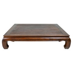 Une table basse thaïlandaise monumentale en forme de lit de jour Une table basse thaïlandaise monumentale en forme de lit de jour