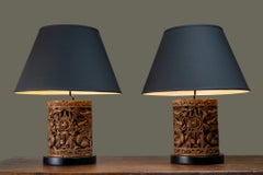 Ein Paar geschnitzte chinesische Lampen in Form von Architekturstiften