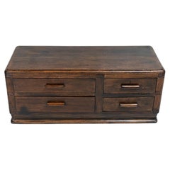 Eine Art-déco-Truhe aus Holz