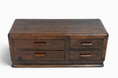 Eine Art-déco-Truhe aus Holz