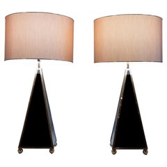 Ein Paar italienische Lampen im modernistischen Stil mit dreieckigen Sockeln
