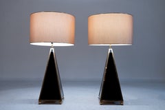 Ein Paar italienische Lampen im modernistischen Stil mit dreieckigen Sockeln