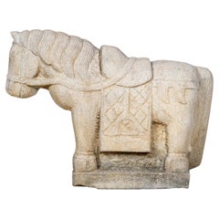 Un grande cavallo di pietra calcarea