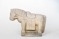 Un grande cavallo di pietra calcarea