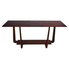 Una consolle in legno di noce