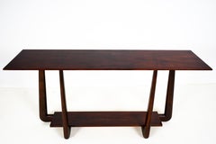 Una consolle in legno di noce