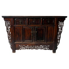 Armoire de rangement de style « papillon » avec tympans sculptés