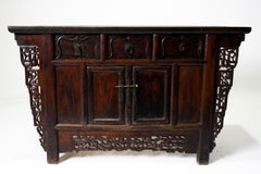 Armoire de rangement de style « papillon » avec tympans sculptés