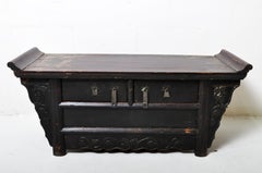 Coffre bas ancien chinois orné de motifs sculptés