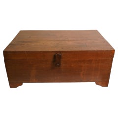 Une boîte de rangement en bois de teck et tissu