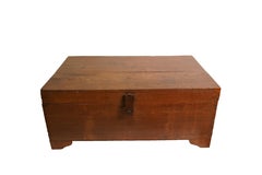 Une boîte de rangement en bois de teck et tissu