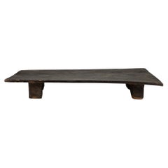 Un lit de repos / table basse sculpté(e) représentant un Naga
