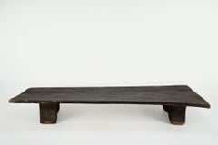 Un lit de repos / table basse sculpté(e) représentant un Naga