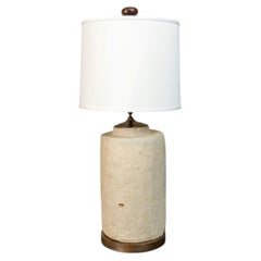 Une lampe en forme de vase cylindrique en papier mâché